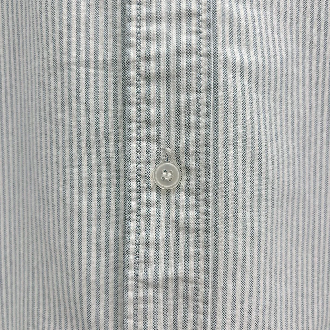 🅿️240 Ralph Lauren/Ralph Lauren imitation striped embroidered shirt. It is made of 100% cotton Oxford fabric. The 100% cotton material makes it very breathable. It is comfortable to wear and not easy to sweat. It has a loose fit and a three-dimensional upper body. The lines are smooth and natural. From the shoulder line to the waistline to the hem, the line transition is smooth. There are no unnecessary folds or accumulation. The whole body is neat and stretched. The chest is embellished with the iconic love embroidery. It is simple but highly recognizable. The embroidery thread has a natural color transition and the stitches are even and uniform in size. The stitches can also connect naturally and the lines are smooth and not stiff. Size: S M L XL