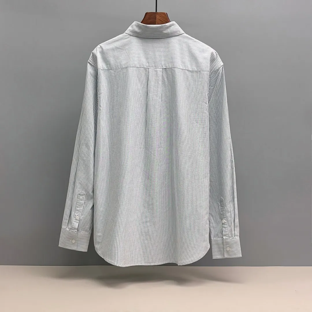 🅿️240 Ralph Lauren/Ralph Lauren imitation striped embroidered shirt. It is made of 100% cotton Oxford fabric. The 100% cotton material makes it very breathable. It is comfortable to wear and not easy to sweat. It has a loose fit and a three-dimensional upper body. The lines are smooth and natural. From the shoulder line to the waistline to the hem, the line transition is smooth. There are no unnecessary folds or accumulation. The whole body is neat and stretched. The chest is embellished with the iconic love embroidery. It is simple but highly recognizable. The embroidery thread has a natural color transition and the stitches are even and uniform in size. The stitches can also connect naturally and the lines are smooth and not stiff. Size: S M L XL