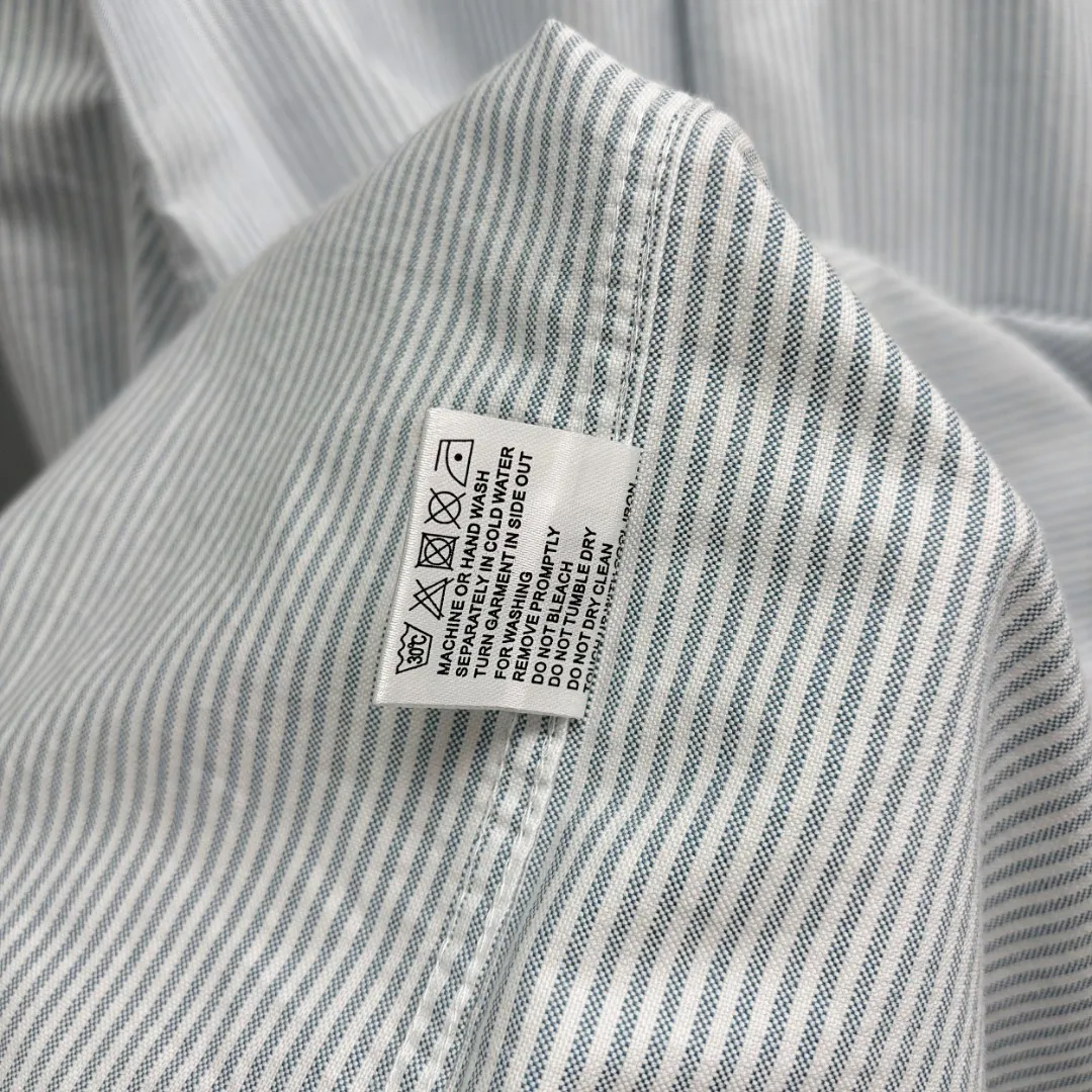 🅿️240 Ralph Lauren/Ralph Lauren imitation striped embroidered shirt. It is made of 100% cotton Oxford fabric. The 100% cotton material makes it very breathable. It is comfortable to wear and not easy to sweat. It has a loose fit and a three-dimensional upper body. The lines are smooth and natural. From the shoulder line to the waistline to the hem, the line transition is smooth. There are no unnecessary folds or accumulation. The whole body is neat and stretched. The chest is embellished with the iconic love embroidery. It is simple but highly recognizable. The embroidery thread has a natural color transition and the stitches are even and uniform in size. The stitches can also connect naturally and the lines are smooth and not stiff. Size: S M L XL