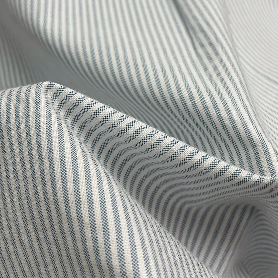 🅿️240 Ralph Lauren/Ralph Lauren imitation striped embroidered shirt. It is made of 100% cotton Oxford fabric. The 100% cotton material makes it very breathable. It is comfortable to wear and not easy to sweat. It has a loose fit and a three-dimensional upper body. The lines are smooth and natural. From the shoulder line to the waistline to the hem, the line transition is smooth. There are no unnecessary folds or accumulation. The whole body is neat and stretched. The chest is embellished with the iconic love embroidery. It is simple but highly recognizable. The embroidery thread has a natural color transition and the stitches are even and uniform in size. The stitches can also connect naturally and the lines are smooth and not stiff. Size: S M L XL
