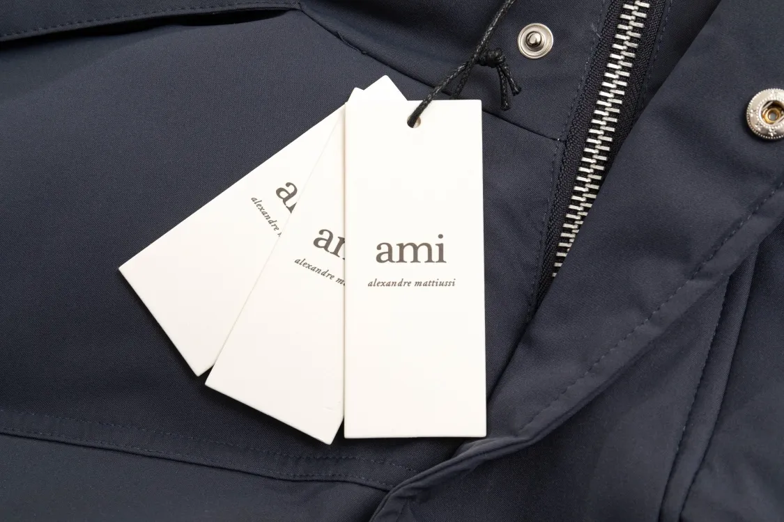 ami paris 22 winter small love solid color down jacket, original order from European trading company, original mold opening, extreme details, unique double-layer lightweight bonded nylon fabric, carefully crafted, windproof, waterproof, highly breathable, warm, elastic and wear-resistant. It is a multi-functional fabric. The lining is made of fine and dense renewable microfiber fabric. It feels light and soft and has a delicate texture. The down has excellent loft. You can also feel its loft through real photos. 800 fill power, filled with 90% white duck down. The down filling is very full, the highest version. Color: black, white, dark gray, orange. Size: S-XL (size specifications are consistent with G Net)