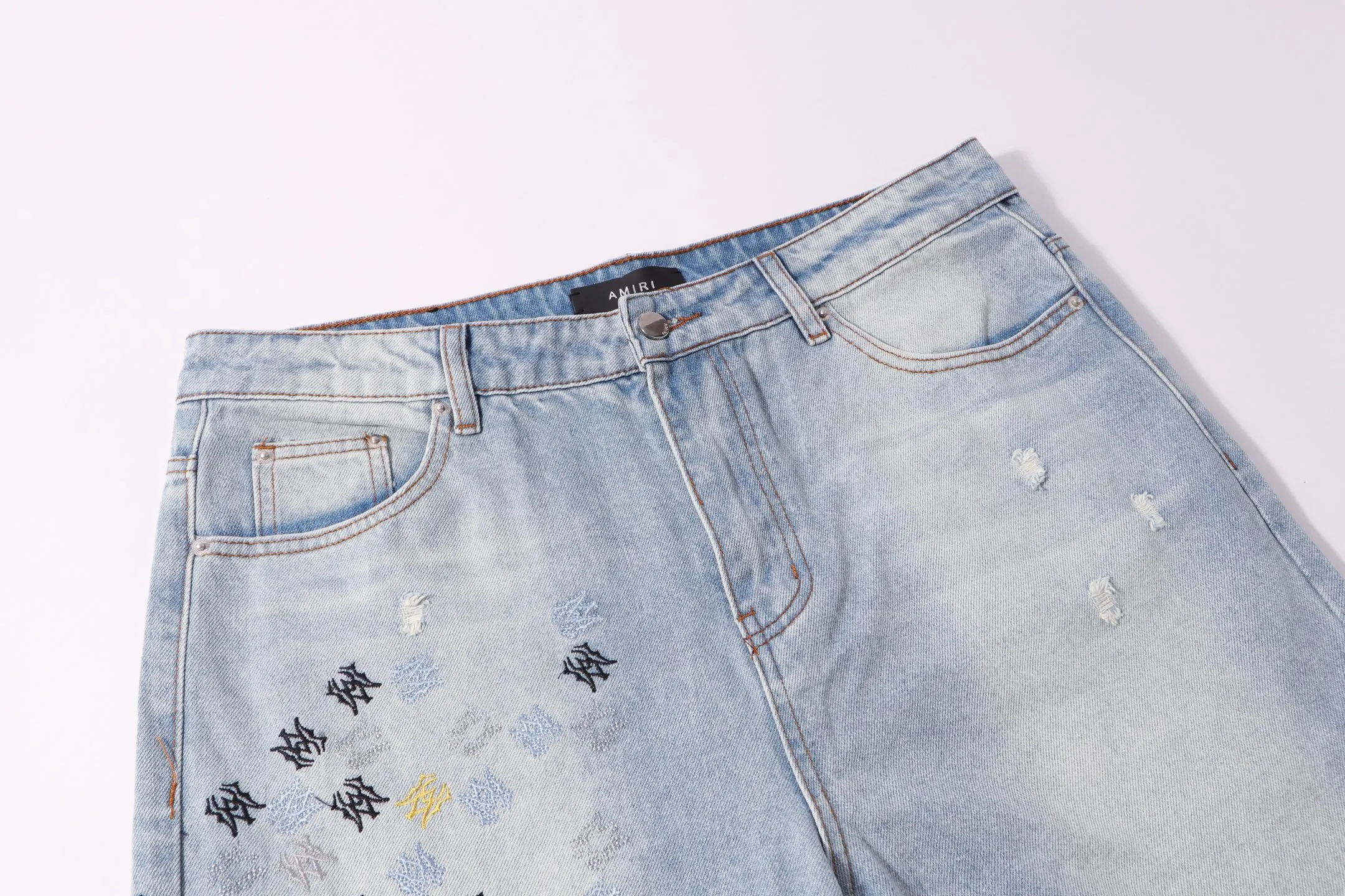 P270 Style number: H21 AMIRI & AMIRI 2025 new heavy-duty embroidered letters micro-flared couple-style washed jeans. Top ceiling quality. Styles with different washed textures, very friendly to people with thin legs and thick legs. The straight slim fit is very flattering to the leg shape. Moderate length that never goes out of style, easy to match with casual, basic styling for various styles, a must-have in the wardrobe! The fabric is stiff but also makes the upper body soft without losing texture. The washing process is even more perfect. It is a must-have item for everyone! ! ! Washed wheat, hang tag, pants label, three labels complete Color: blue Size: 30, 32, 34, 36