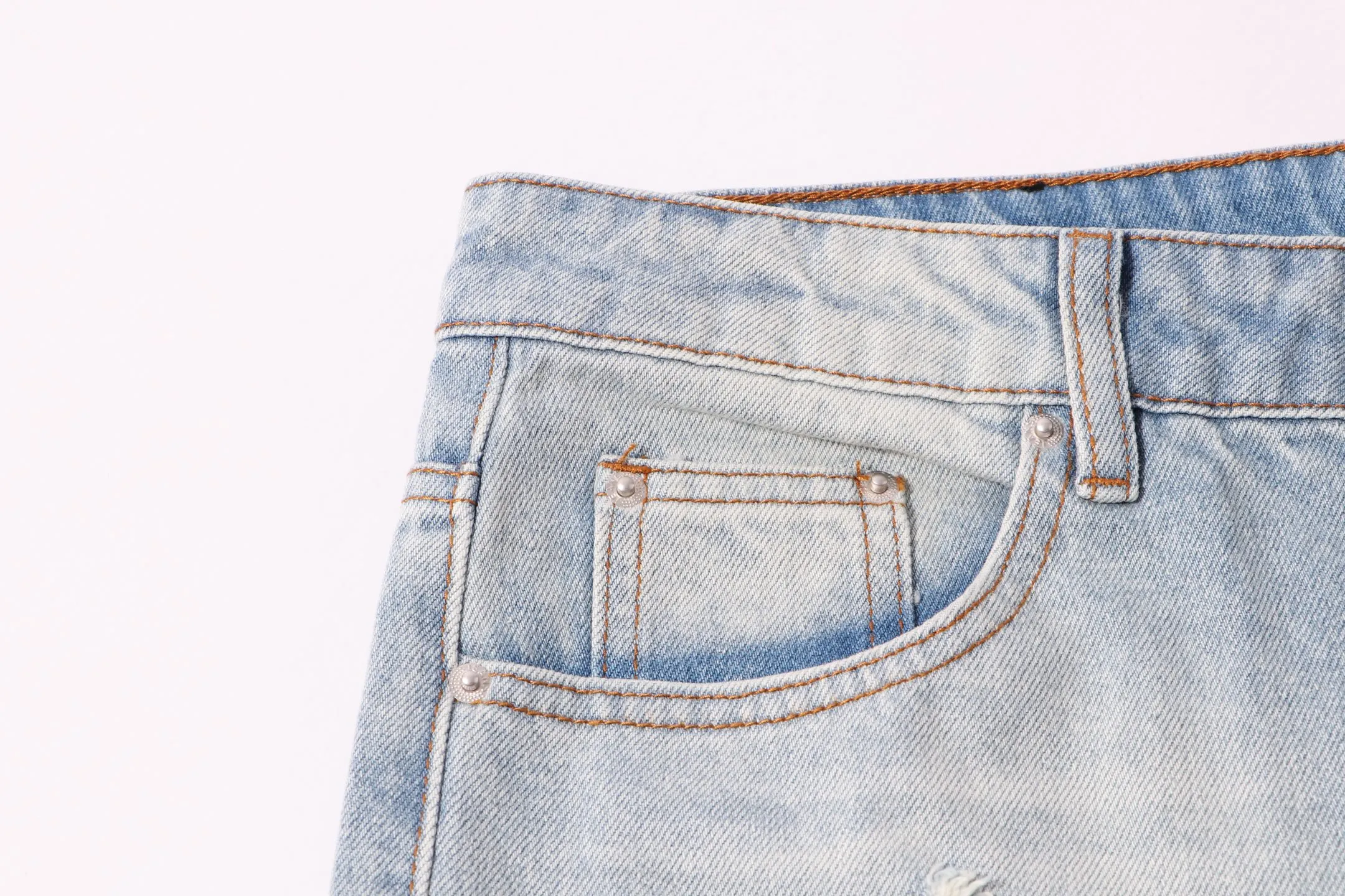 P270 Style number: H21 AMIRI & AMIRI 2025 new heavy-duty embroidered letters micro-flared couple-style washed jeans. Top ceiling quality. Styles with different washed textures, very friendly to people with thin legs and thick legs. The straight slim fit is very flattering to the leg shape. Moderate length that never goes out of style, easy to match with casual, basic styling for various styles, a must-have in the wardrobe! The fabric is stiff but also makes the upper body soft without losing texture. The washing process is even more perfect. It is a must-have item for everyone! ! ! Washed wheat, hang tag, pants label, three labels complete Color: blue Size: 30, 32, 34, 36