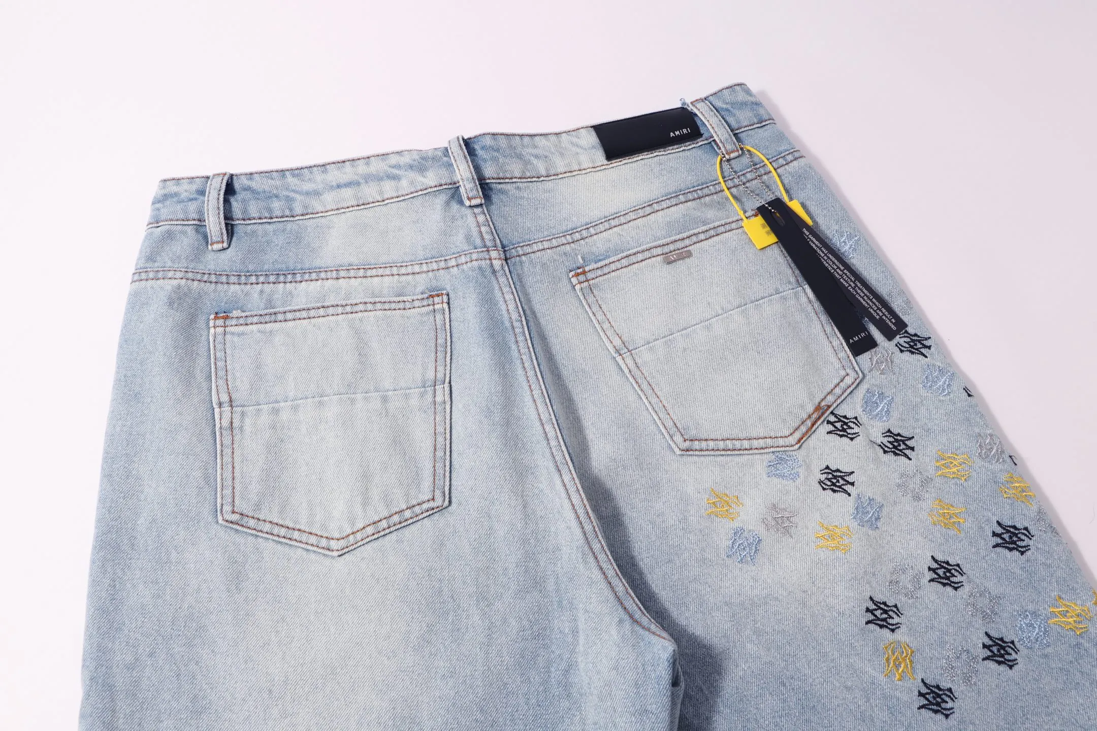 P270 Style number: H21 AMIRI & AMIRI 2025 new heavy-duty embroidered letters micro-flared couple-style washed jeans. Top ceiling quality. Styles with different washed textures, very friendly to people with thin legs and thick legs. The straight slim fit is very flattering to the leg shape. Moderate length that never goes out of style, easy to match with casual, basic styling for various styles, a must-have in the wardrobe! The fabric is stiff but also makes the upper body soft without losing texture. The washing process is even more perfect. It is a must-have item for everyone! ! ! Washed wheat, hang tag, pants label, three labels complete Color: blue Size: 30, 32, 34, 36