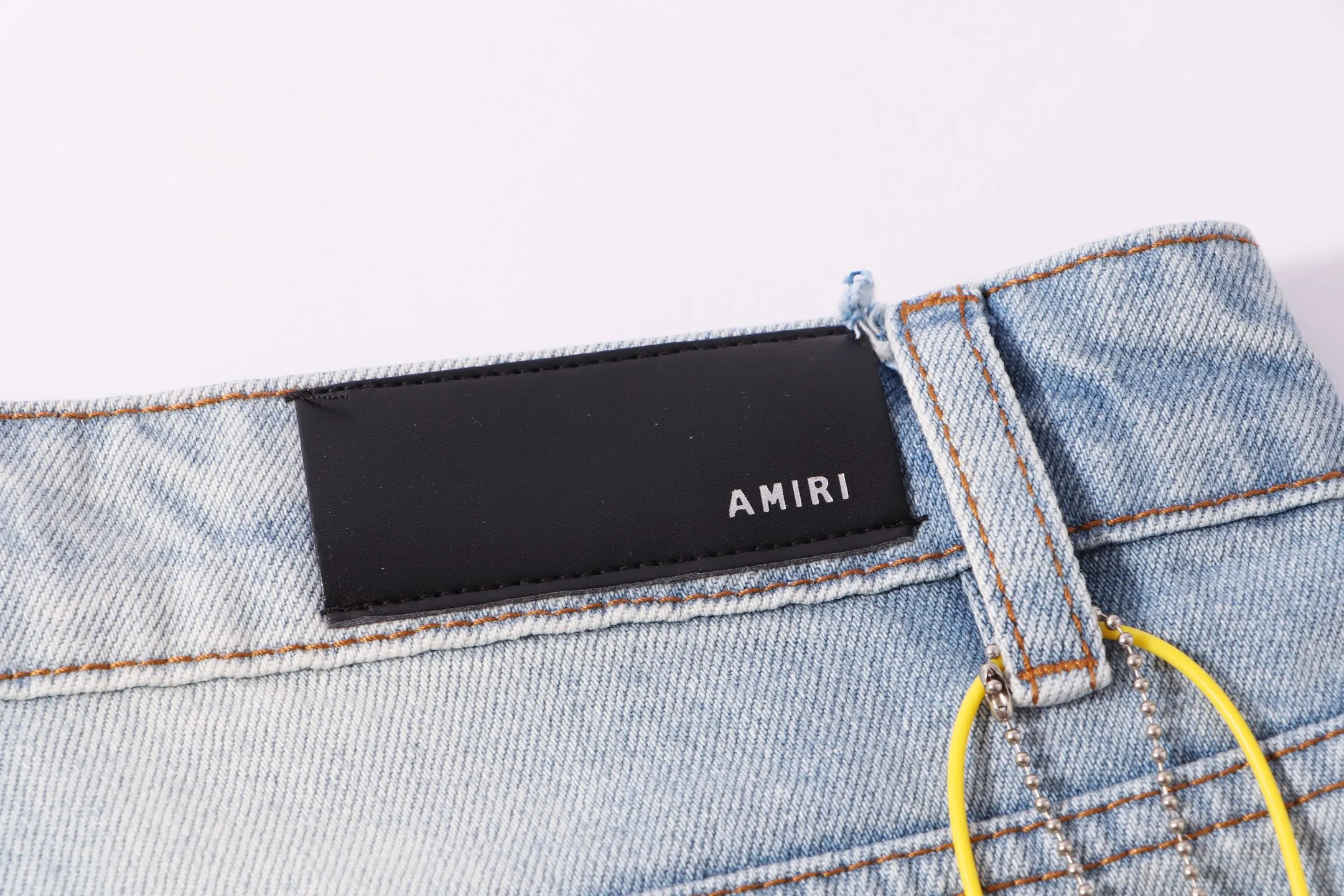 P270 Style number: H21 AMIRI & AMIRI 2025 new heavy-duty embroidered letters micro-flared couple-style washed jeans. Top ceiling quality. Styles with different washed textures, very friendly to people with thin legs and thick legs. The straight slim fit is very flattering to the leg shape. Moderate length that never goes out of style, easy to match with casual, basic styling for various styles, a must-have in the wardrobe! The fabric is stiff but also makes the upper body soft without losing texture. The washing process is even more perfect. It is a must-have item for everyone! ! ! Washed wheat, hang tag, pants label, three labels complete Color: blue Size: 30, 32, 34, 36