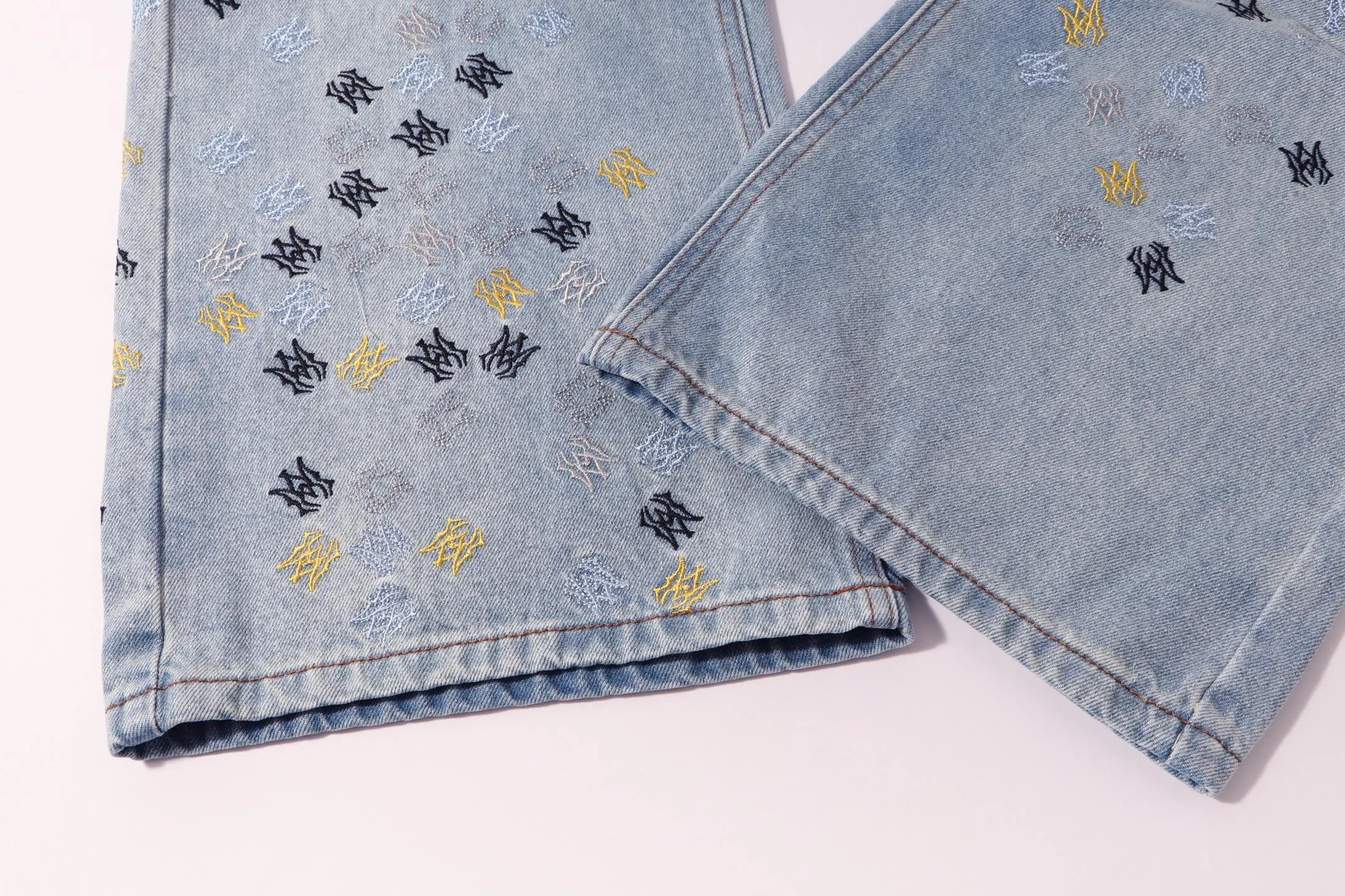 P270 Style number: H21 AMIRI & AMIRI 2025 new heavy-duty embroidered letters micro-flared couple-style washed jeans. Top ceiling quality. Styles with different washed textures, very friendly to people with thin legs and thick legs. The straight slim fit is very flattering to the leg shape. Moderate length that never goes out of style, easy to match with casual, basic styling for various styles, a must-have in the wardrobe! The fabric is stiff but also makes the upper body soft without losing texture. The washing process is even more perfect. It is a must-have item for everyone! ! ! Washed wheat, hang tag, pants label, three labels complete Color: blue Size: 30, 32, 34, 36
