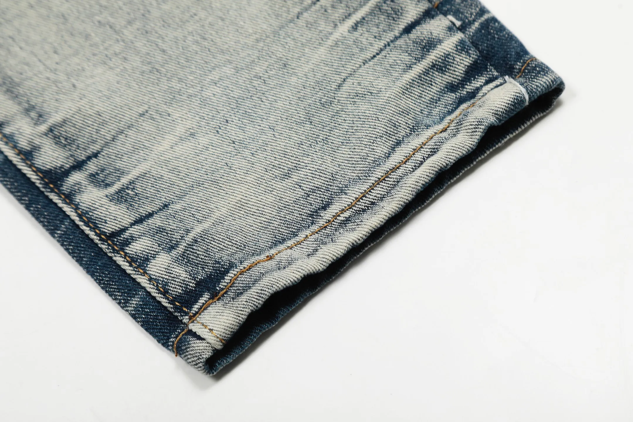 #M29 P168💰 Amiri’s classic embroidered patched leather ripped letter jeans. Slim fit jeans. Produced by a major washed factory. Full of high-end. Partial destruction of the knees with leather patch design. Already used as a facade design. Leather waist nameplate. The focus of this style is not on the washing, but on the destroyed shape and version. The secret lies in the craftsmanship of the master. The cost of post-processing, grinding, cutting, etc. is far beyond the cost of assembly line products. Color: Picture color Size: 30-32-34-36
