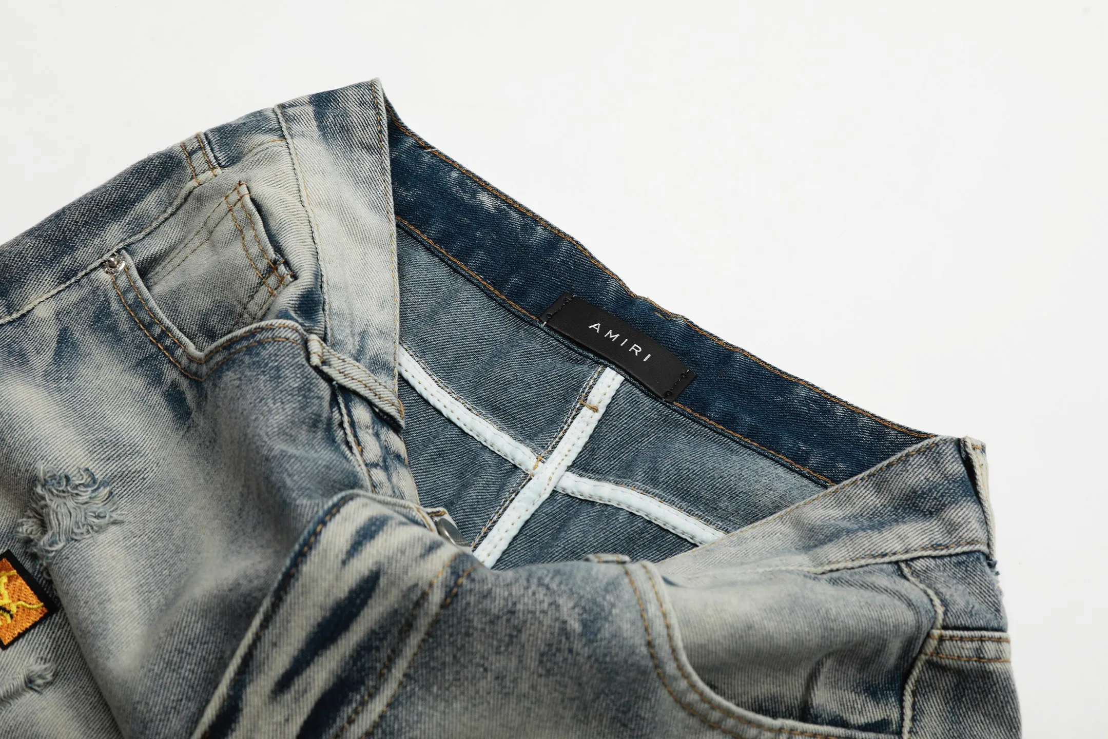 #M29 P168💰 Amiri’s classic embroidered patched leather ripped letter jeans. Slim fit jeans. Produced by a major washed factory. Full of high-end. Partial destruction of the knees with leather patch design. Already used as a facade design. Leather waist nameplate. The focus of this style is not on the washing, but on the destroyed shape and version. The secret lies in the craftsmanship of the master. The cost of post-processing, grinding, cutting, etc. is far beyond the cost of assembly line products. Color: Picture color Size: 30-32-34-36