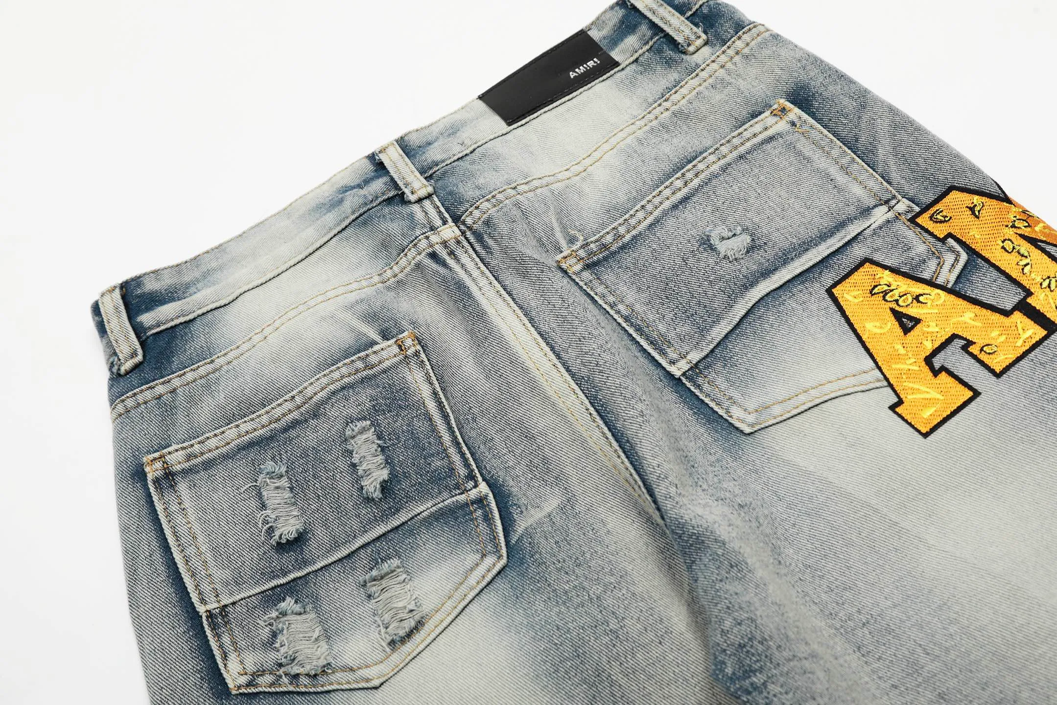 #M29 P168💰 Amiri’s classic embroidered patched leather ripped letter jeans. Slim fit jeans. Produced by a major washed factory. Full of high-end. Partial destruction of the knees with leather patch design. Already used as a facade design. Leather waist nameplate. The focus of this style is not on the washing, but on the destroyed shape and version. The secret lies in the craftsmanship of the master. The cost of post-processing, grinding, cutting, etc. is far beyond the cost of assembly line products. Color: Picture color Size: 30-32-34-36