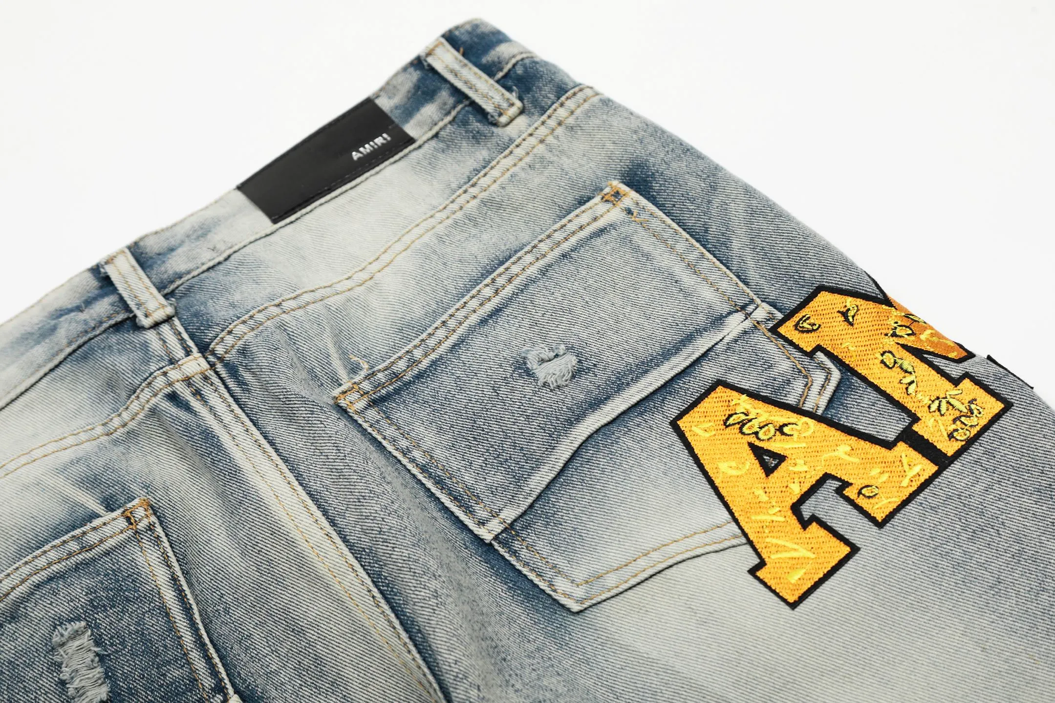 #M29 P168💰 Amiri’s classic embroidered patched leather ripped letter jeans. Slim fit jeans. Produced by a major washed factory. Full of high-end. Partial destruction of the knees with leather patch design. Already used as a facade design. Leather waist nameplate. The focus of this style is not on the washing, but on the destroyed shape and version. The secret lies in the craftsmanship of the master. The cost of post-processing, grinding, cutting, etc. is far beyond the cost of assembly line products. Color: Picture color Size: 30-32-34-36