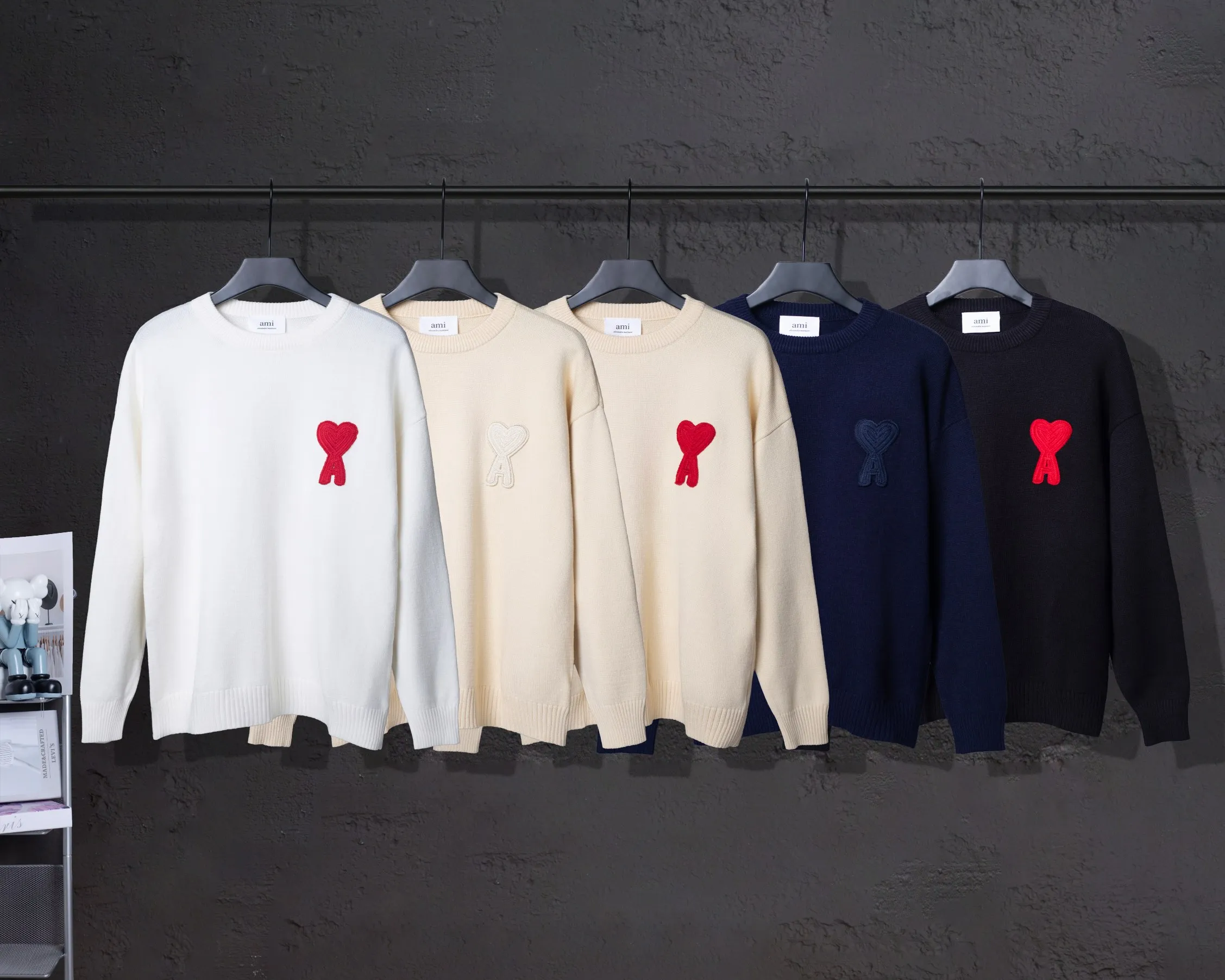 P170 AMI's new classic love chapter crew neck sweater. The highest version supports comparison. Color: black, apricot, white, sapphire blue, apricot red. Size: S-XL