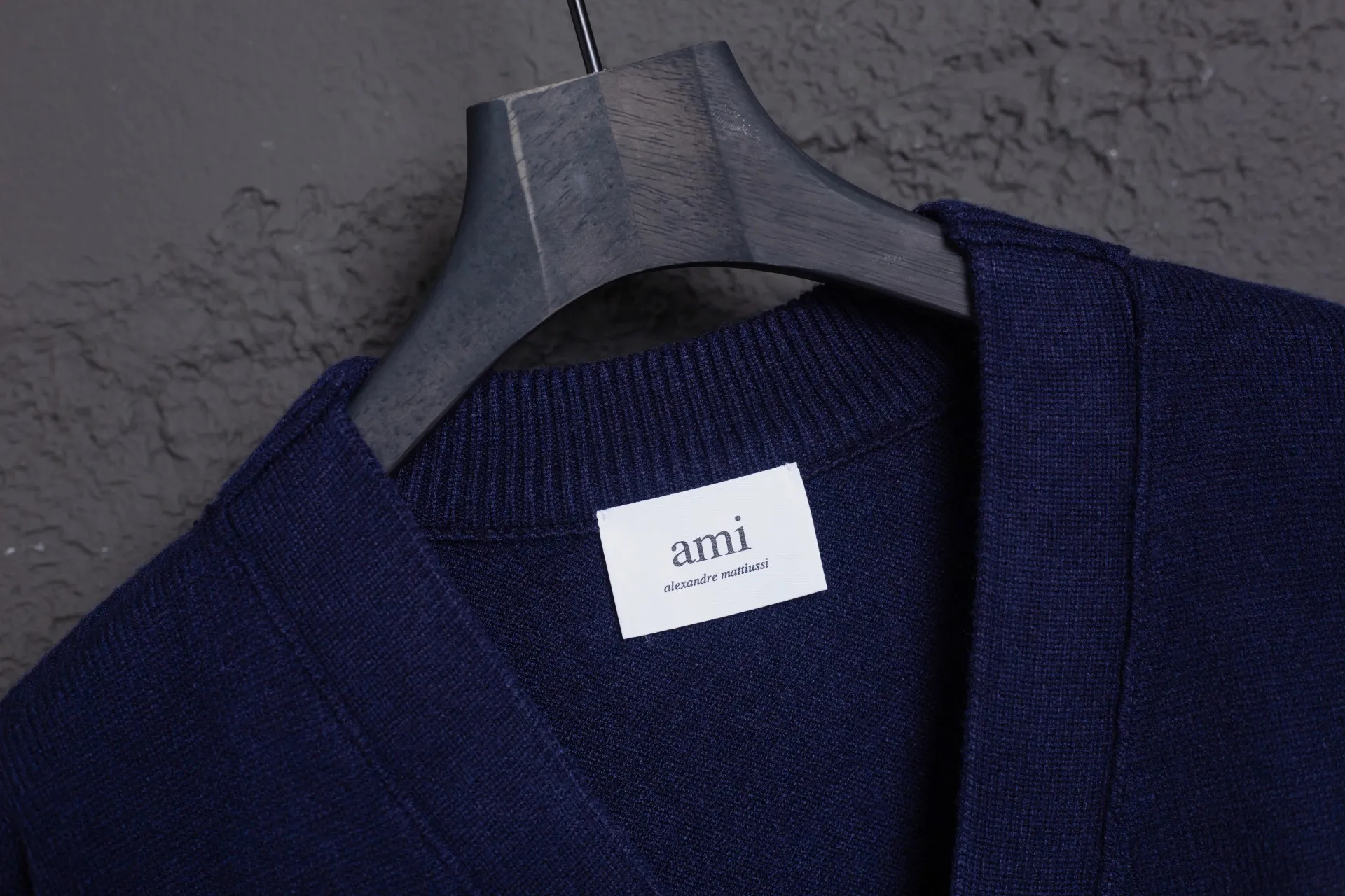 P186 Style No.: MQ802 AMI Classic Big Love Series Jacquard Cardigan Sweater Highest Version Supports Comparison Color: Royal Blue Size: S-XL