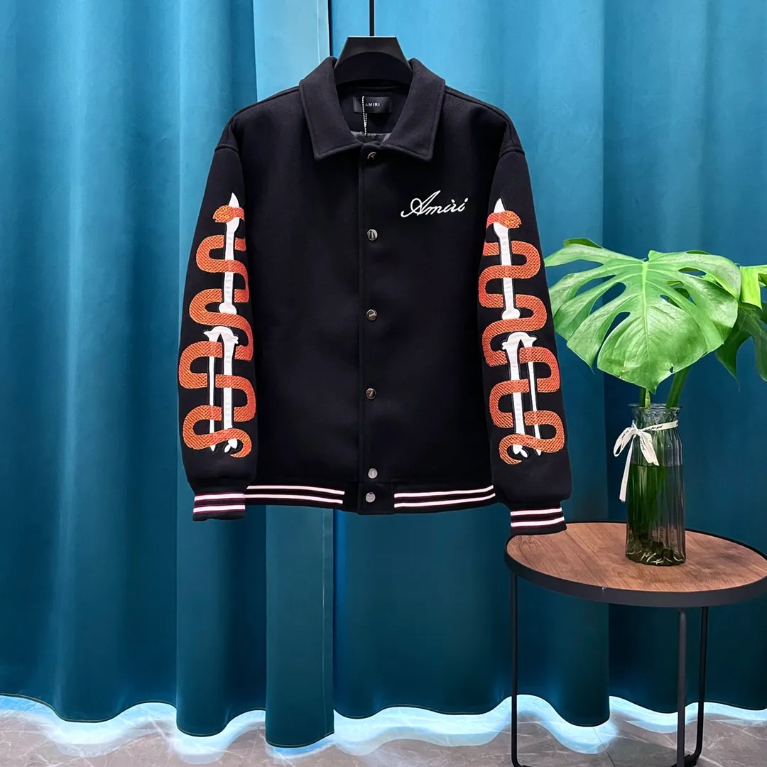 🅿️410 Ami➡️Ami’s Year of the Snake limited edition baseball uniform jacket. I ordered the original model and it took a month to finally ship it. I love it so much. The upper body is really cool. A blogger on Douyin said that LV's new products this year will become the future trend. If you look through street photos, you will find that celebrities regard it as a collectible jacket, a must-have item for men and women who want light luxury for commuting. Developing the highest version on the entire network, it took 1 month to customize and the cost was extremely high. The German imported flat-machine made custom-woven wool jacquard threads, using the first layer of imported lambskin. The pleated texture is unparalleled. It is hand-cut and meticulously crafted. The stitching position is very technical. Whether the whole garment is good or not depends on this position. Top-notch workmanship and details can stand the test. A full set of customized accessories, the letters are clear and perfectly restored without any difference. High-end atmosphere and full grade! The entire dress is exclusively customized with heavy craftsmanship. The towel patch embroidery is perfectly combined with craft embroidery and precise stitching! Absolute craftsmanship quality! Size: M L XL XXL