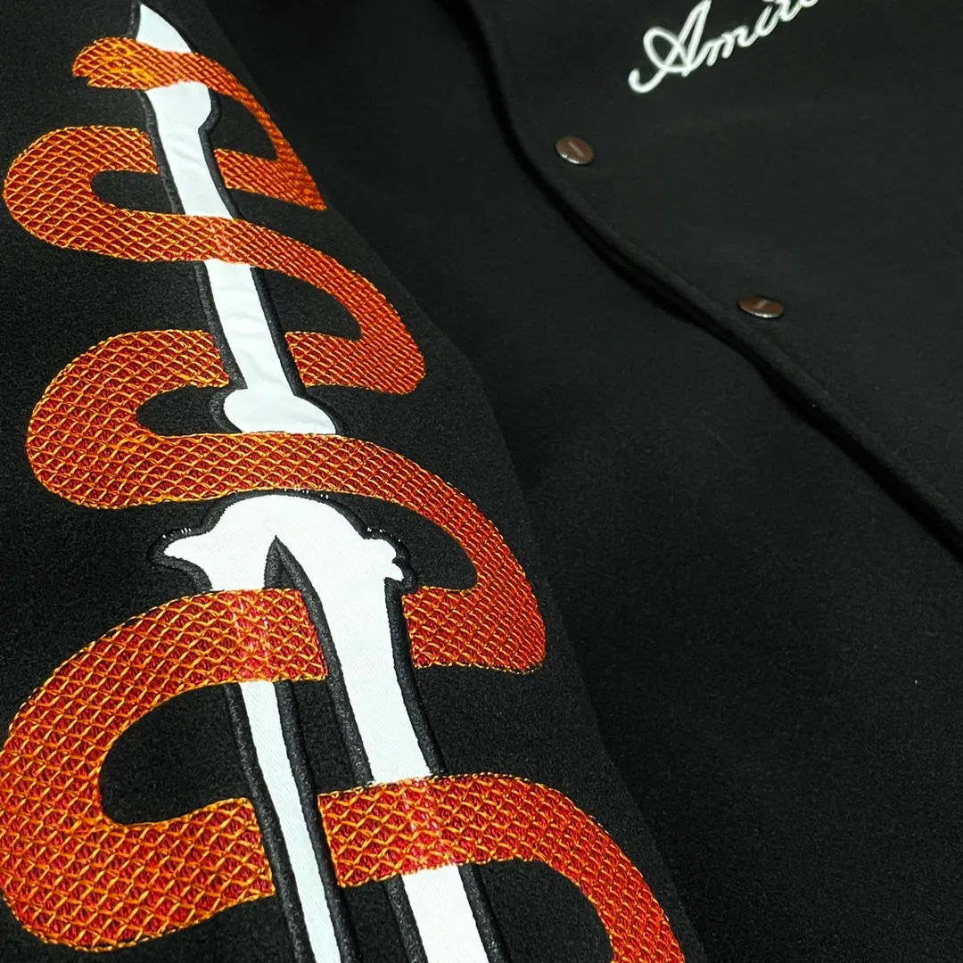 🅿️410 Ami➡️Ami’s Year of the Snake limited edition baseball uniform jacket. I ordered the original model and it took a month to finally ship it. I love it so much. The upper body is really cool. A blogger on Douyin said that LV's new products this year will become the future trend. If you look through street photos, you will find that celebrities regard it as a collectible jacket, a must-have item for men and women who want light luxury for commuting. Developing the highest version on the entire network, it took 1 month to customize and the cost was extremely high. The German imported flat-machine made custom-woven wool jacquard threads, using the first layer of imported lambskin. The pleated texture is unparalleled. It is hand-cut and meticulously crafted. The stitching position is very technical. Whether the whole garment is good or not depends on this position. Top-notch workmanship and details can stand the test. A full set of customized accessories, the letters are clear and perfectly restored without any difference. High-end atmosphere and full grade! The entire dress is exclusively customized with heavy craftsmanship. The towel patch embroidery is perfectly combined with craft embroidery and precise stitching! Absolute craftsmanship quality! Size: M L XL XXL