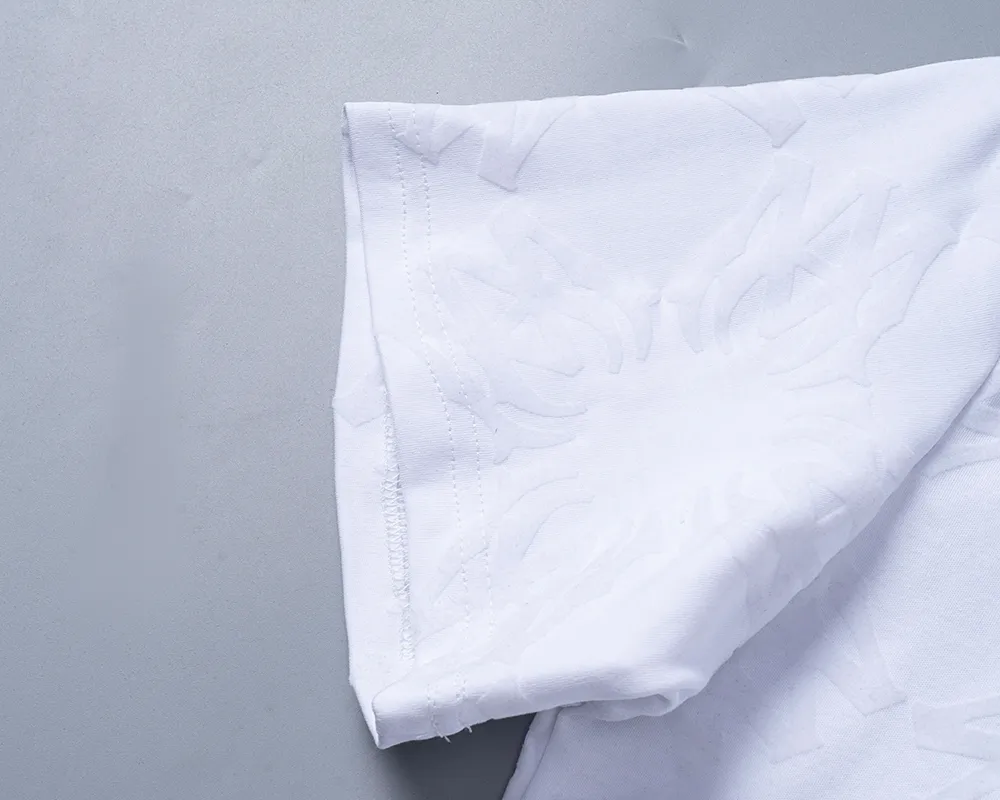P130 Mili's 2026 spring and summer new men's round-neck short-sleeved T-shirt, all over the body with flocking printing technology, the style is fashionable and handsome, the fabric is comfortable, the workmanship is rigorous, and the wiring is neat. Good upper body effect·size M-3XL white
