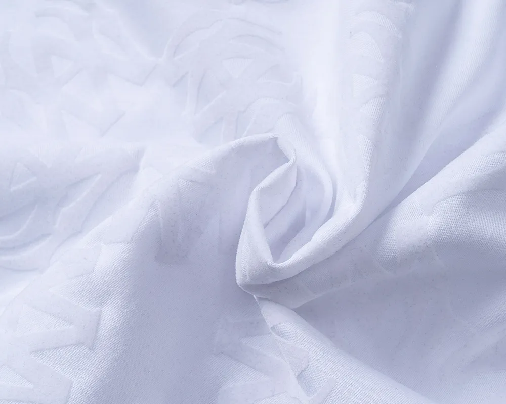 P130 Mili's 2026 spring and summer new men's round-neck short-sleeved T-shirt, all over the body with flocking printing technology, the style is fashionable and handsome, the fabric is comfortable, the workmanship is rigorous, and the wiring is neat. Good upper body effect·size M-3XL white