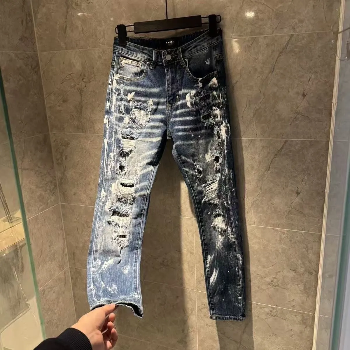 P196 Style No. Cc958 AMIRI MX1 high street splashed ink ripped jeans slim fit trousers FOG high street men's trend AMIRI In recent years, high street has become an increasingly frequent term in men's clothing. High street style has also become an important direction for everyone to match. Oversize is basically indispensable for high street related items. Color: Picture color Code number: m-2xl