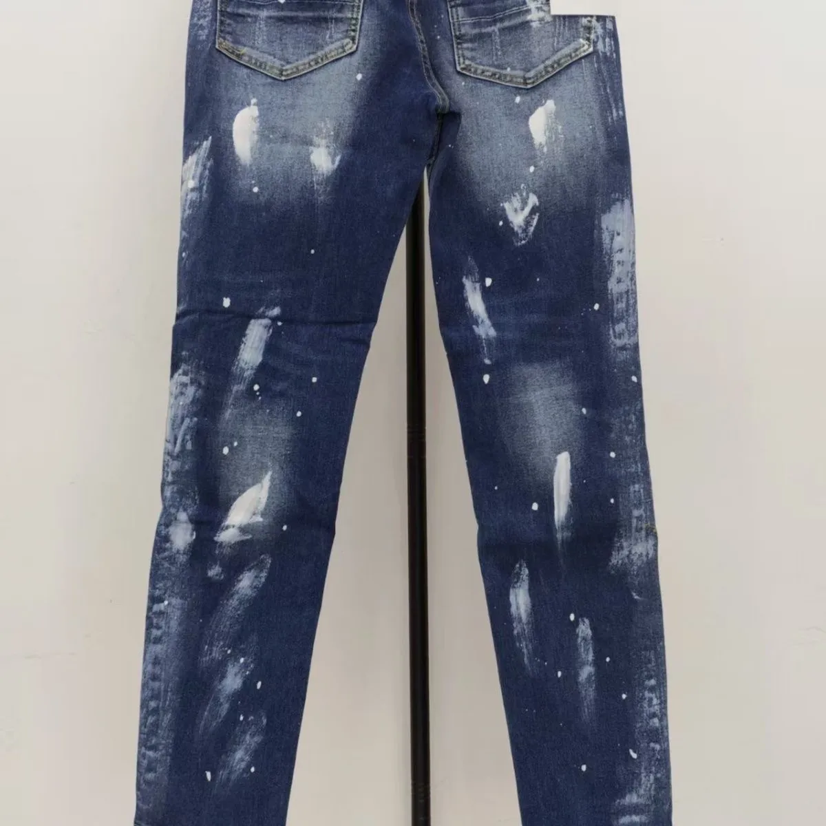 P196 Style No. Cc958 AMIRI MX1 high street splashed ink ripped jeans slim fit trousers FOG high street men's trend AMIRI In recent years, high street has become an increasingly frequent term in men's clothing. High street style has also become an important direction for everyone to match. Oversize is basically indispensable for high street related items. Color: Picture color Code number: m-2xl