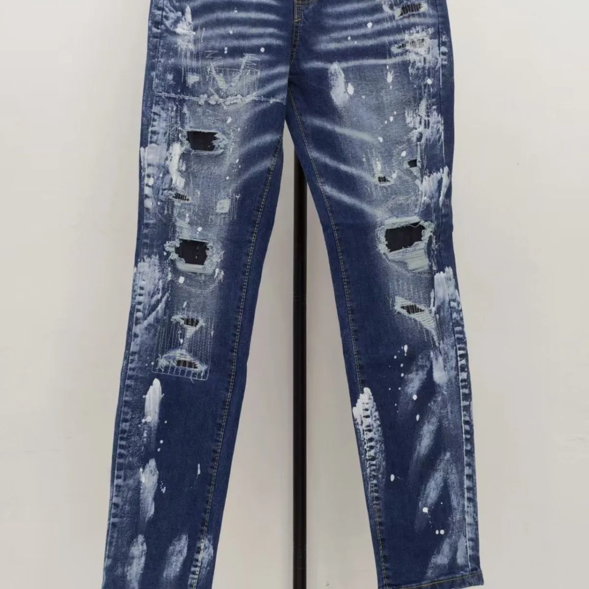 P196 Style No. Cc958 AMIRI MX1 high street splashed ink ripped jeans slim fit trousers FOG high street men's trend AMIRI In recent years, high street has become an increasingly frequent term in men's clothing. High street style has also become an important direction for everyone to match. Oversize is basically indispensable for high street related items. Color: Picture color Code number: m-2xl