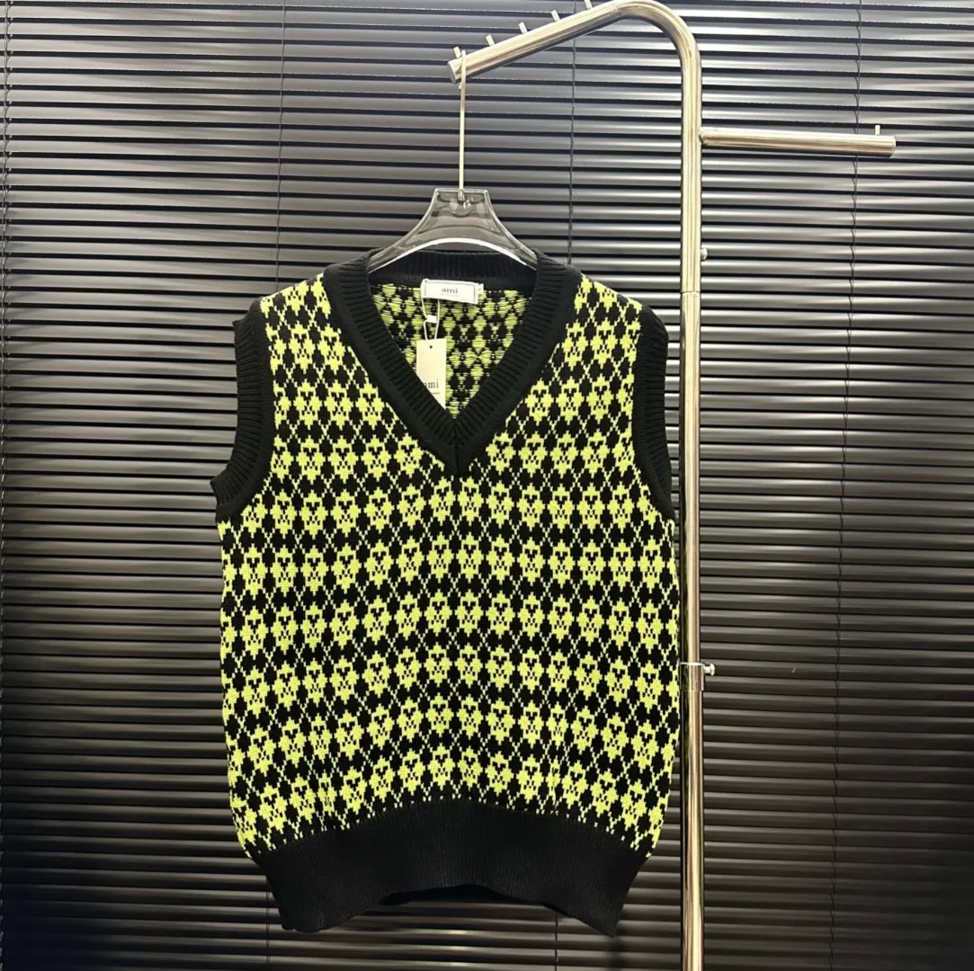 P210 Style: AMI knitted jacquard V-neck vest Size: S-XXL Fabric: Wool blend Accessories: Full set of customized original accessories No gender distinction, same style for men and women