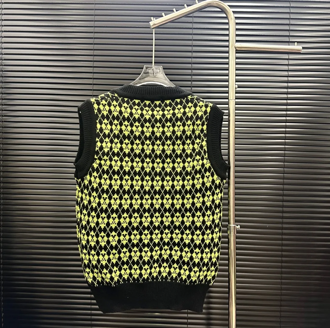 P210 Style: AMI knitted jacquard V-neck vest Size: S-XXL Fabric: Wool blend Accessories: Full set of customized original accessories No gender distinction, same style for men and women