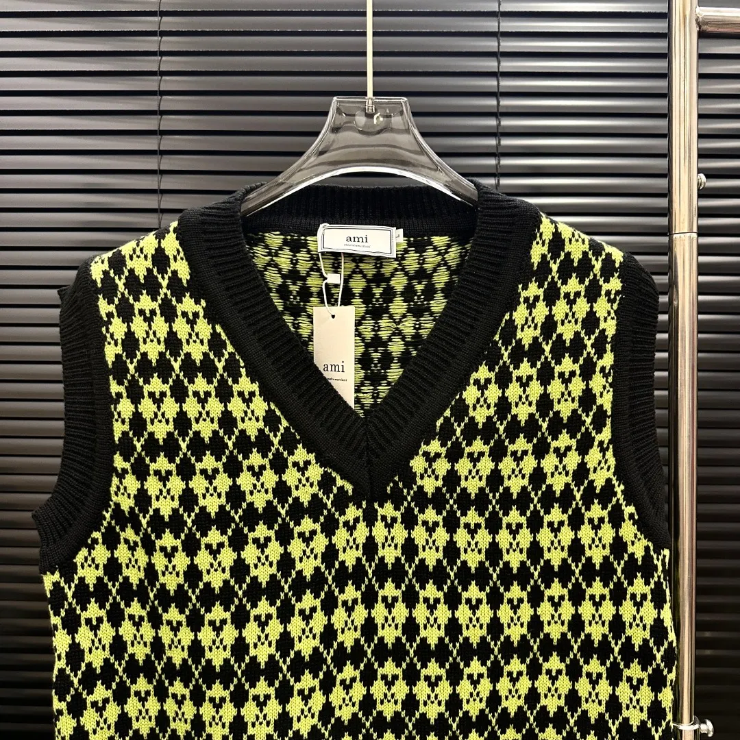 P210 Style: AMI knitted jacquard V-neck vest Size: S-XXL Fabric: Wool blend Accessories: Full set of customized original accessories No gender distinction, same style for men and women