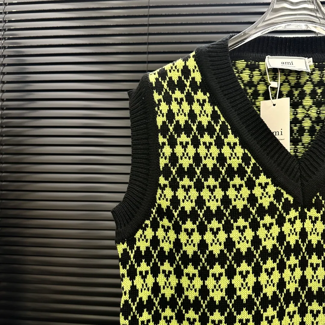 P210 Style: AMI knitted jacquard V-neck vest Size: S-XXL Fabric: Wool blend Accessories: Full set of customized original accessories No gender distinction, same style for men and women