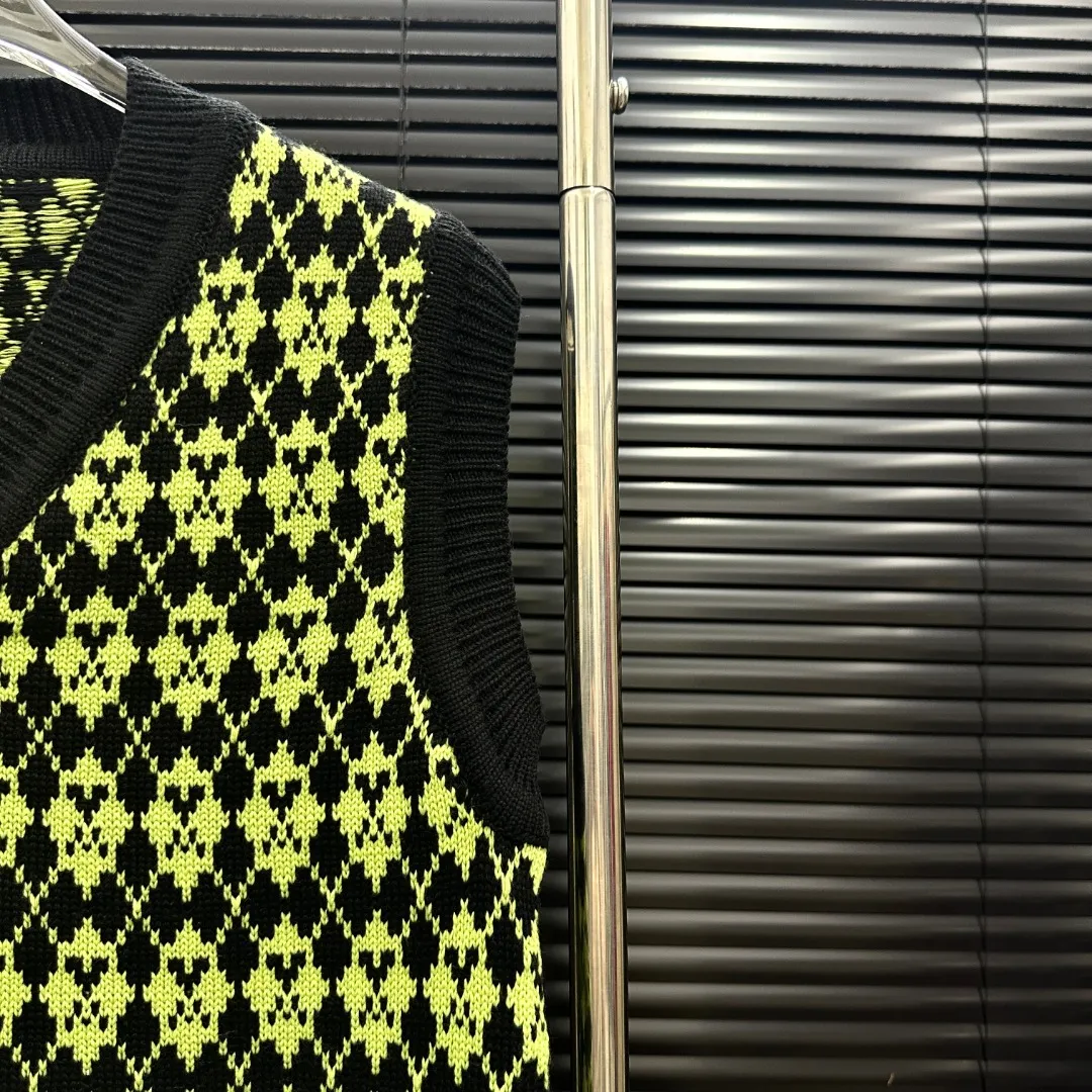 P210 Style: AMI knitted jacquard V-neck vest Size: S-XXL Fabric: Wool blend Accessories: Full set of customized original accessories No gender distinction, same style for men and women