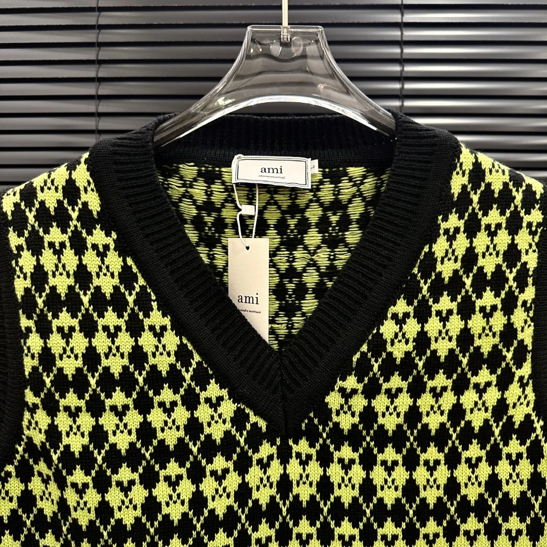 P210 Style: AMI knitted jacquard V-neck vest Size: S-XXL Fabric: Wool blend Accessories: Full set of customized original accessories No gender distinction, same style for men and women