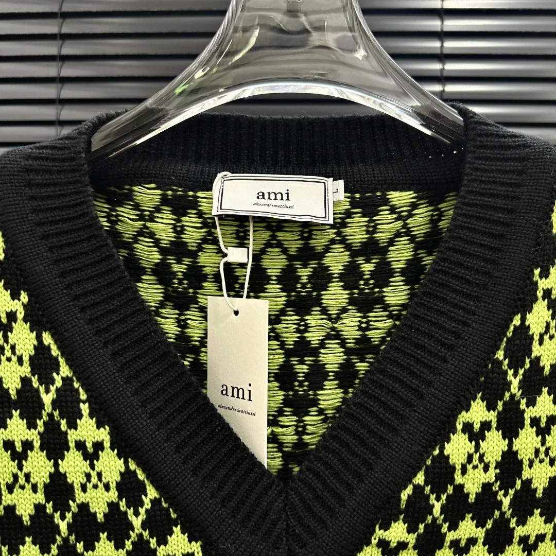 P210 Style: AMI knitted jacquard V-neck vest Size: S-XXL Fabric: Wool blend Accessories: Full set of customized original accessories No gender distinction, same style for men and women