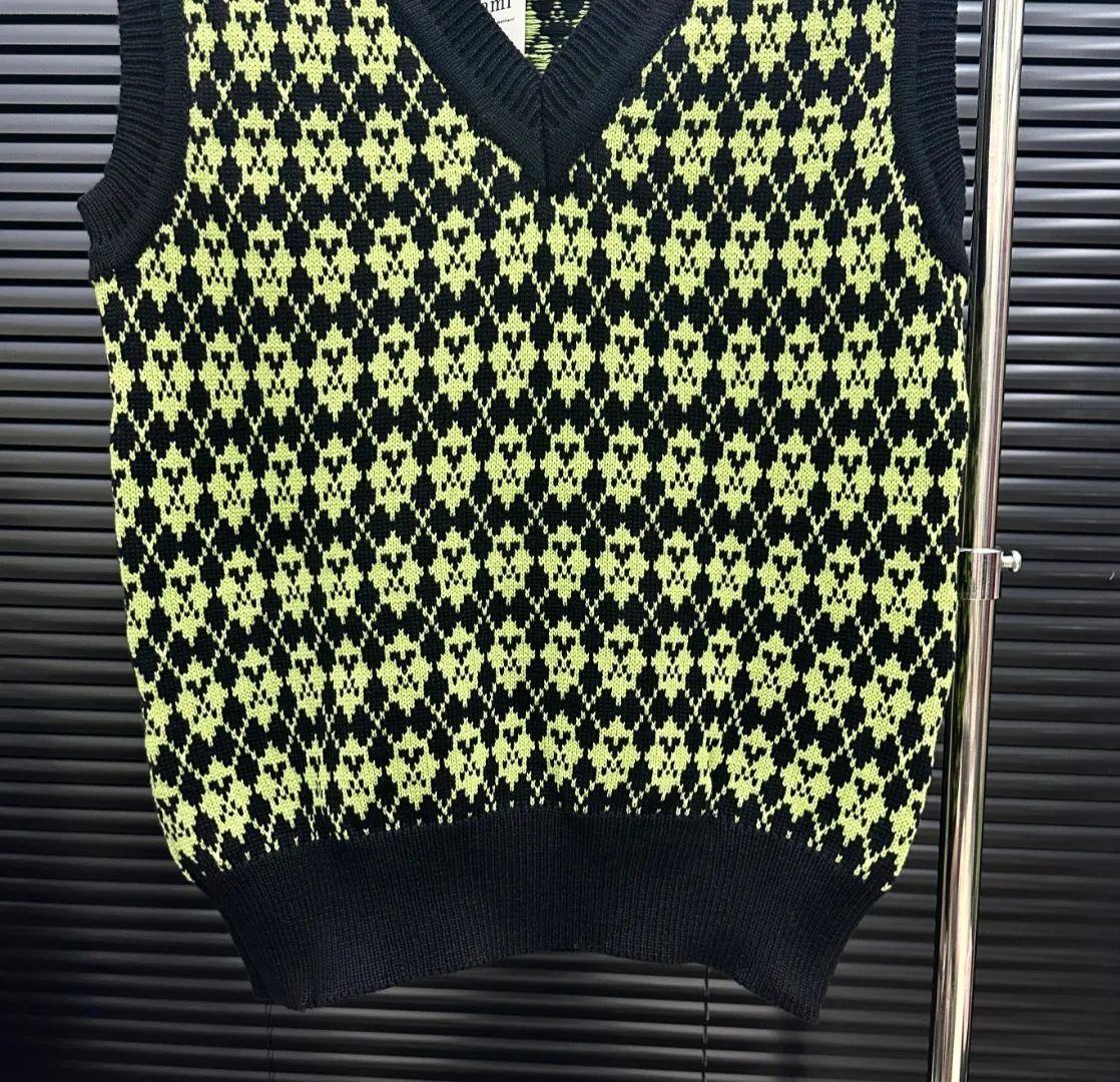 P210 Style: AMI knitted jacquard V-neck vest Size: S-XXL Fabric: Wool blend Accessories: Full set of customized original accessories No gender distinction, same style for men and women