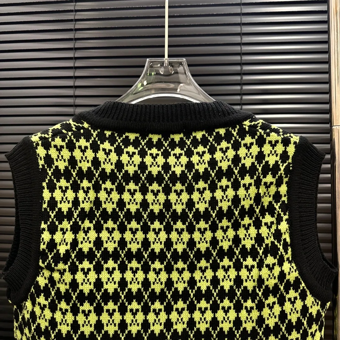 P210 Style: AMI knitted jacquard V-neck vest Size: S-XXL Fabric: Wool blend Accessories: Full set of customized original accessories No gender distinction, same style for men and women