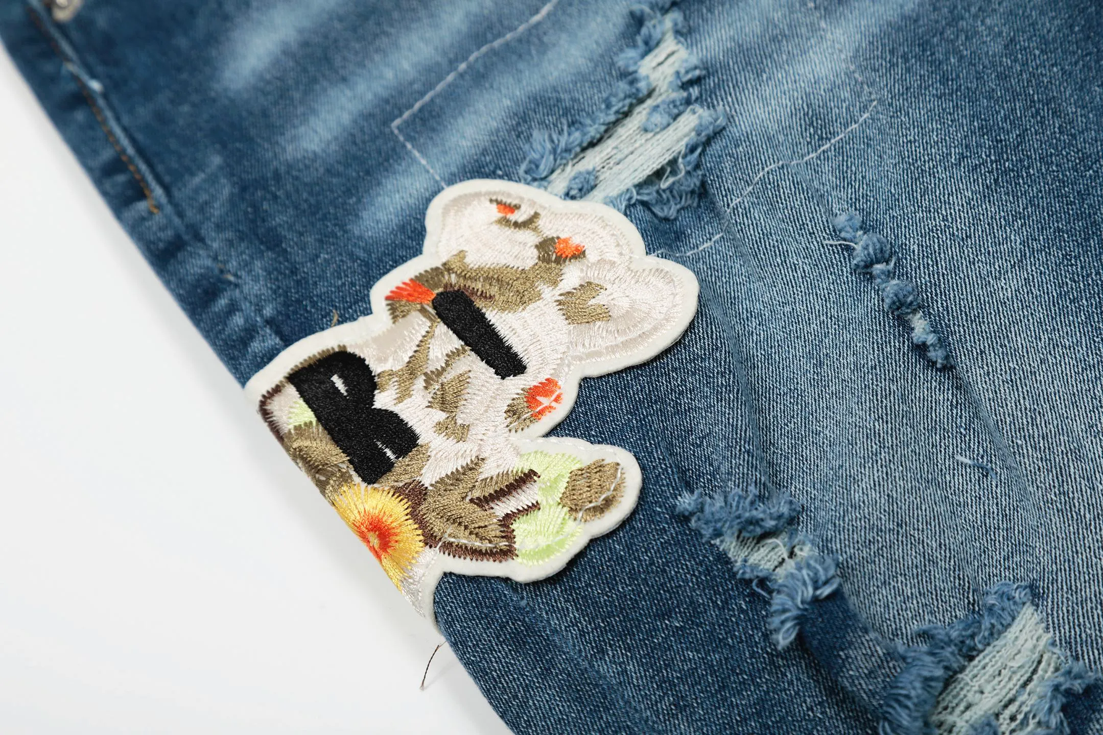#M53 P168💰 AMIRI patch embroidery jeans trousers AMIRI high street basic ripped tight elastic jeans trousers amiri brand jeans break the production process and cutting of the original jeans, the fabrics are softer and more comfortable Hand-sewn collar label Customized logo buttons Genuine leather tag Color: Picture color Size: 30-32-34-36
