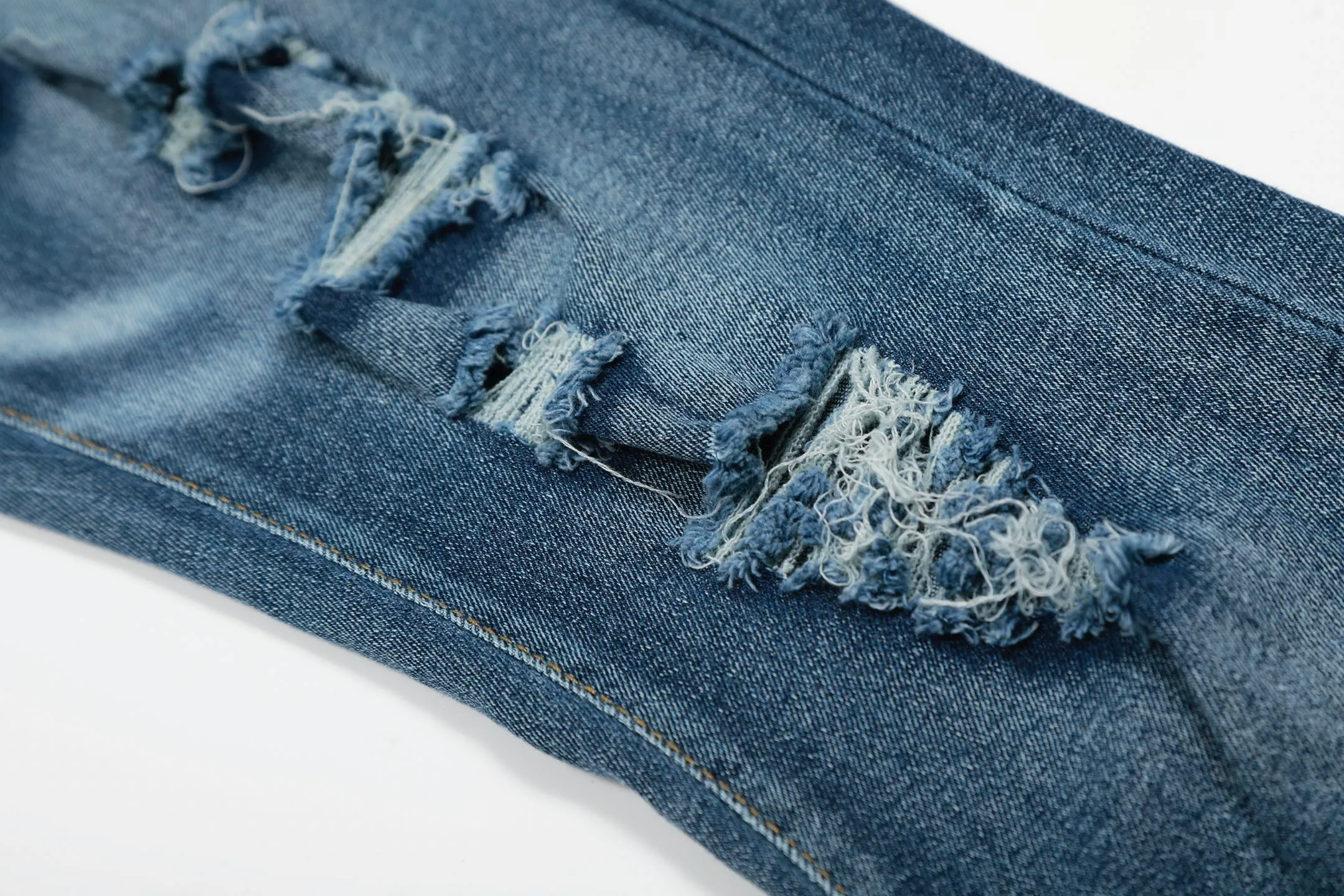 #M53 P168💰 AMIRI patch embroidery jeans trousers AMIRI high street basic ripped tight elastic jeans trousers amiri brand jeans break the production process and cutting of the original jeans, the fabrics are softer and more comfortable Hand-sewn collar label Customized logo buttons Genuine leather tag Color: Picture color Size: 30-32-34-36