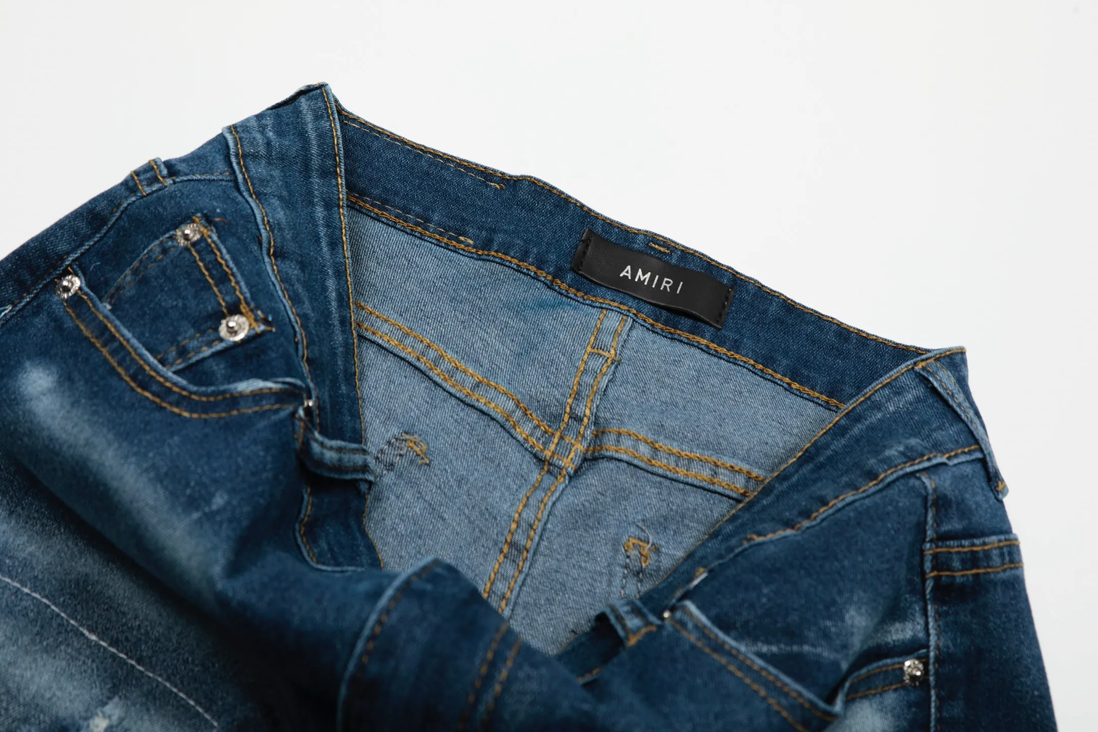 #M53 P168💰 AMIRI patch embroidery jeans trousers AMIRI high street basic ripped tight elastic jeans trousers amiri brand jeans break the production process and cutting of the original jeans, the fabrics are softer and more comfortable Hand-sewn collar label Customized logo buttons Genuine leather tag Color: Picture color Size: 30-32-34-36