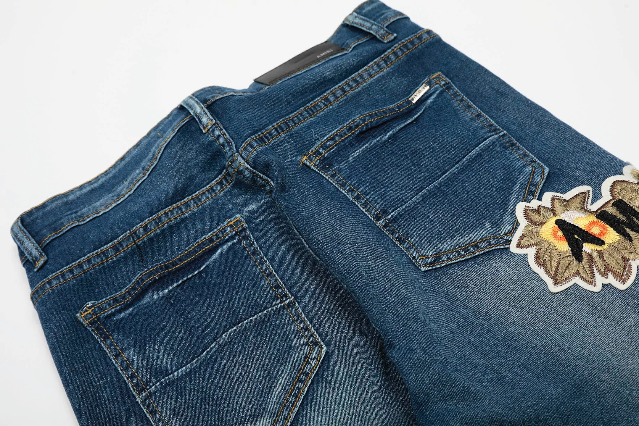 #M53 P168💰 AMIRI patch embroidery jeans trousers AMIRI high street basic ripped tight elastic jeans trousers amiri brand jeans break the production process and cutting of the original jeans, the fabrics are softer and more comfortable Hand-sewn collar label Customized logo buttons Genuine leather tag Color: Picture color Size: 30-32-34-36