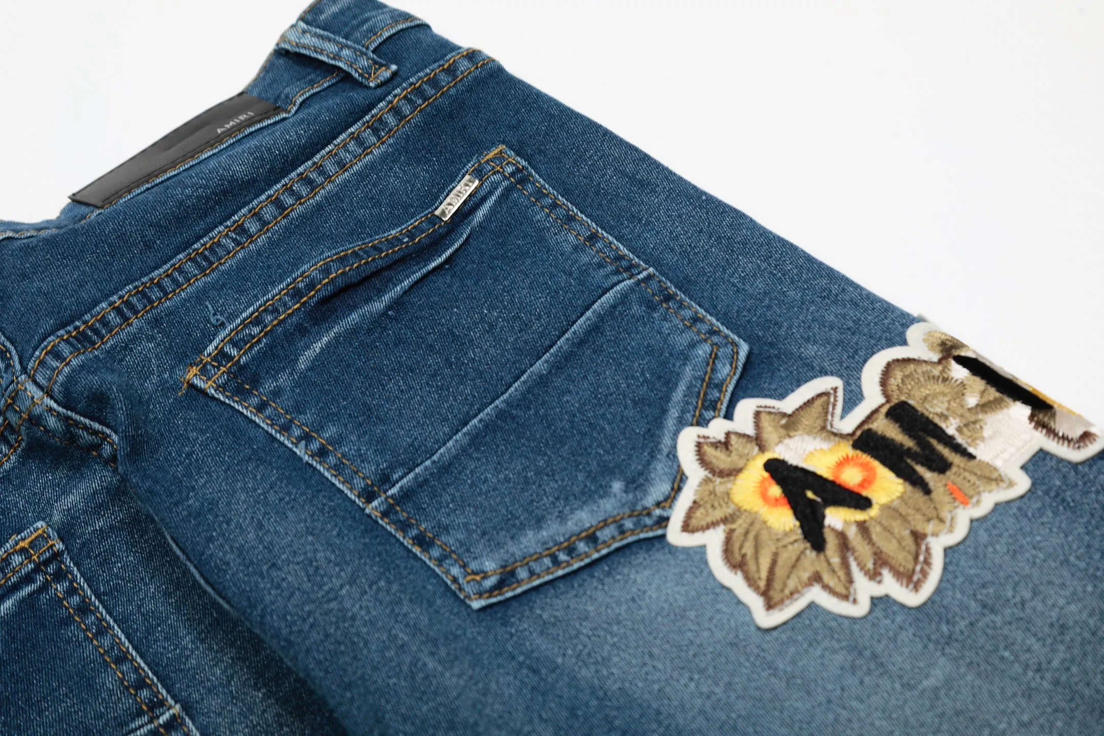 #M53 P168💰 AMIRI patch embroidery jeans trousers AMIRI high street basic ripped tight elastic jeans trousers amiri brand jeans break the production process and cutting of the original jeans, the fabrics are softer and more comfortable Hand-sewn collar label Customized logo buttons Genuine leather tag Color: Picture color Size: 30-32-34-36