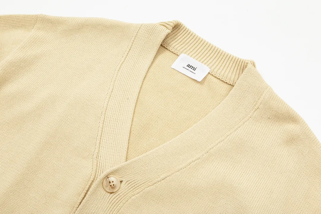 A8152# Ami Paris 2024 Autumn and Winter New Arrival Micro Label Same Color Classic Small Love V-Neck Cardigan Wool Cotton Sweater Lazy Style Unisex Oversize Version Color: Black Green Apricot Code Number: S-XL