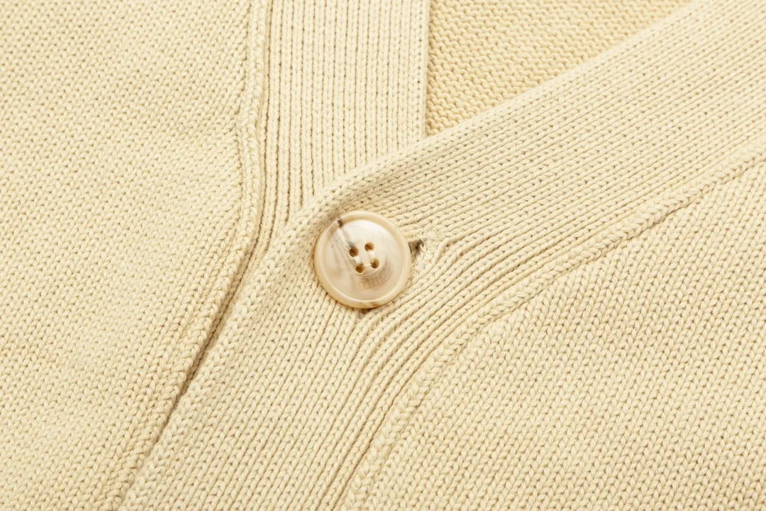 A8152# Ami Paris 2024 Autumn and Winter New Arrival Micro Label Same Color Classic Small Love V-Neck Cardigan Wool Cotton Sweater Lazy Style Unisex Oversize Version Color: Black Green Apricot Code Number: S-XL