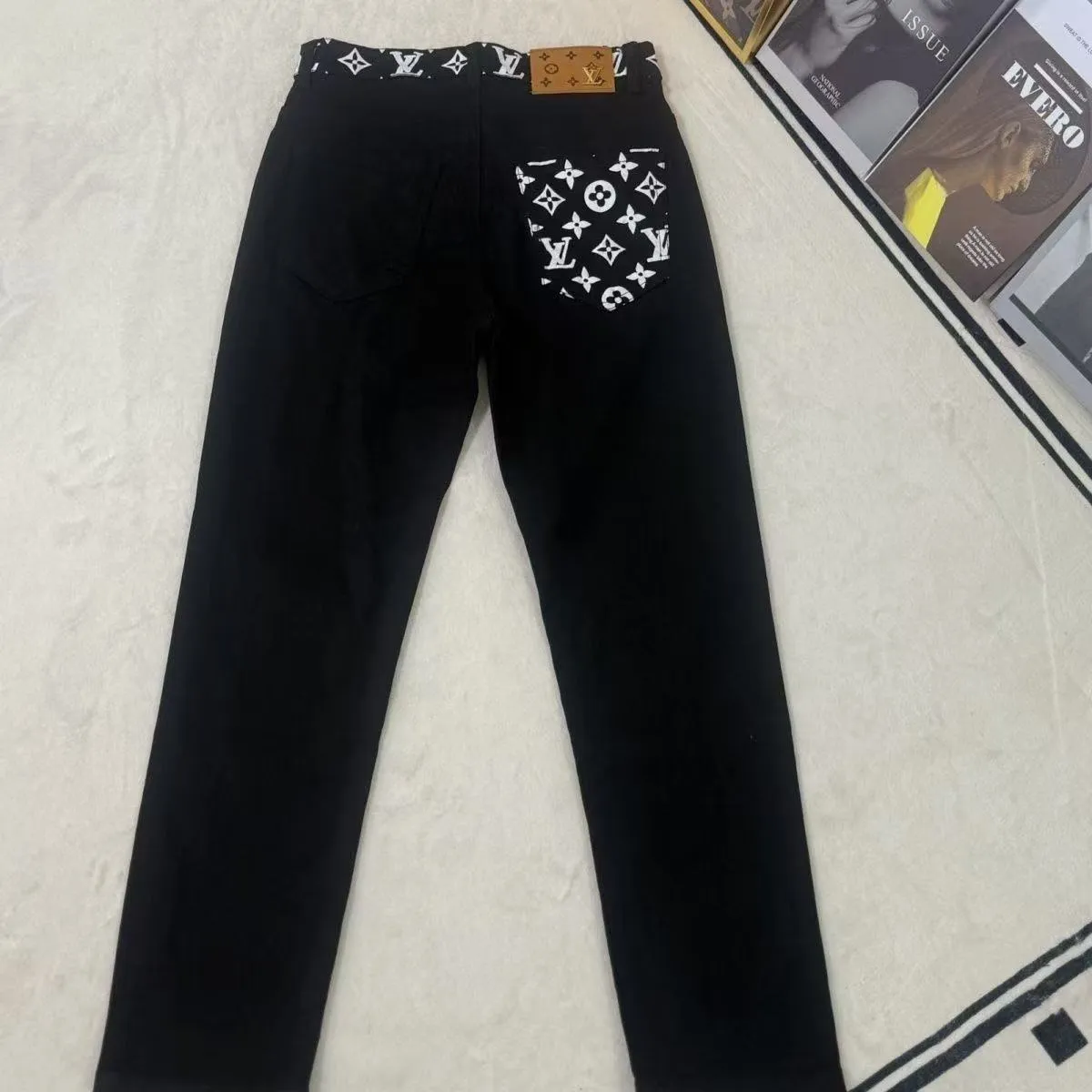 P180 Top replica AMIRI denim shorts AMIRI high street basic ripped tight stretch jeans trousers Amiriamiri is transliterated as Emil, which is the name of the founder. Mike Amiri, the founder of amiri, grew up in Los Angeles, USA. He was influenced by the local street culture Rock since he was a child, so he founded the amiri brand named after himself. A variety of trendy clothing meets the needs of different fashion players. Amiri clothing has novel and unique styles and is a well-known street brand in the United States. Many of its styles and styles are loved by many street photographers. Various clothing styles meet the needs of different people, show their unique temperament, and show the trend of dressing. amiri's jeans are relatively famous. Not only do they have many styles, but the quality of the jeans is also very good. Many celebrities have also worn amiri brand jeans. Fashionability.  Color; picture color Size: m l xl xxl