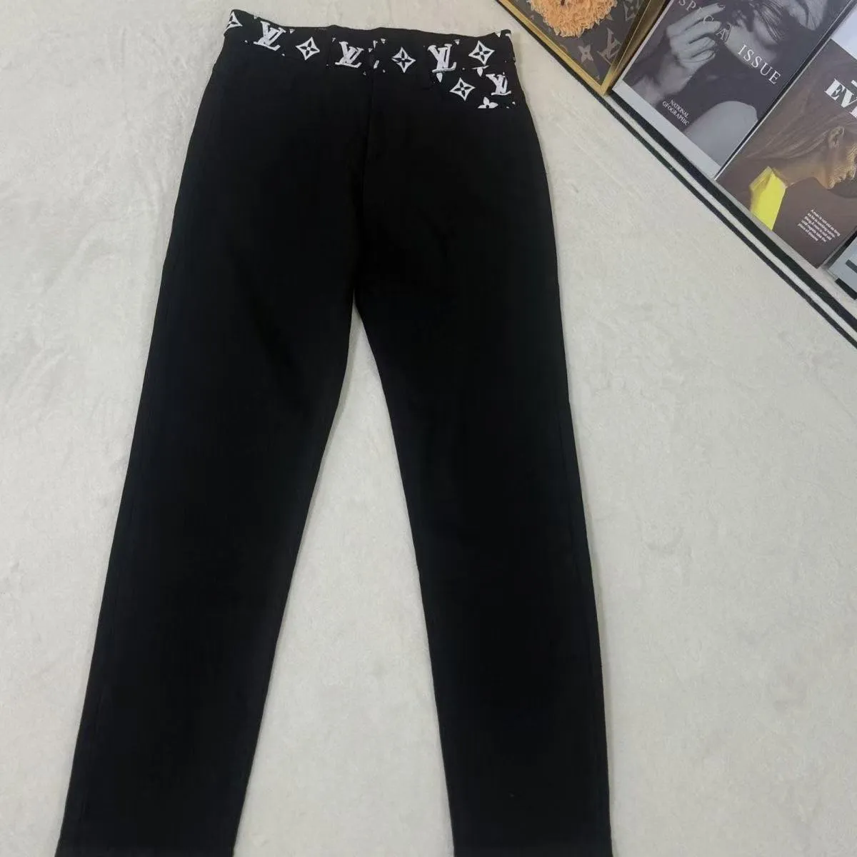 P180 Top replica AMIRI denim shorts AMIRI high street basic ripped tight stretch jeans trousers Amiriamiri is transliterated as Emil, which is the name of the founder. Mike Amiri, the founder of amiri, grew up in Los Angeles, USA. He was influenced by the local street culture Rock since he was a child, so he founded the amiri brand named after himself. A variety of trendy clothing meets the needs of different fashion players. Amiri clothing has novel and unique styles and is a well-known street brand in the United States. Many of its styles and styles are loved by many street photographers. Various clothing styles meet the needs of different people, show their unique temperament, and show the trend of dressing. amiri's jeans are relatively famous. Not only do they have many styles, but the quality of the jeans is also very good. Many celebrities have also worn amiri brand jeans. Fashionability.  Color; picture color Size: m l xl xxl