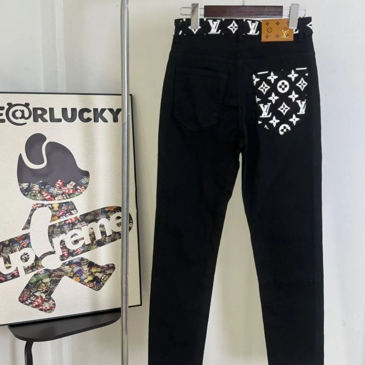 P180 Top replica AMIRI denim shorts AMIRI high street basic ripped tight stretch jeans trousers Amiriamiri is transliterated as Emil, which is the name of the founder. Mike Amiri, the founder of amiri, grew up in Los Angeles, USA. He was influenced by the local street culture Rock since he was a child, so he founded the amiri brand named after himself. A variety of trendy clothing meets the needs of different fashion players. Amiri clothing has novel and unique styles and is a well-known street brand in the United States. Many of its styles and styles are loved by many street photographers. Various clothing styles meet the needs of different people, show their unique temperament, and show the trend of dressing. amiri's jeans are relatively famous. Not only do they have many styles, but the quality of the jeans is also very good. Many celebrities have also worn amiri brand jeans. Fashionability.  Color; picture color Size: m l xl xxl