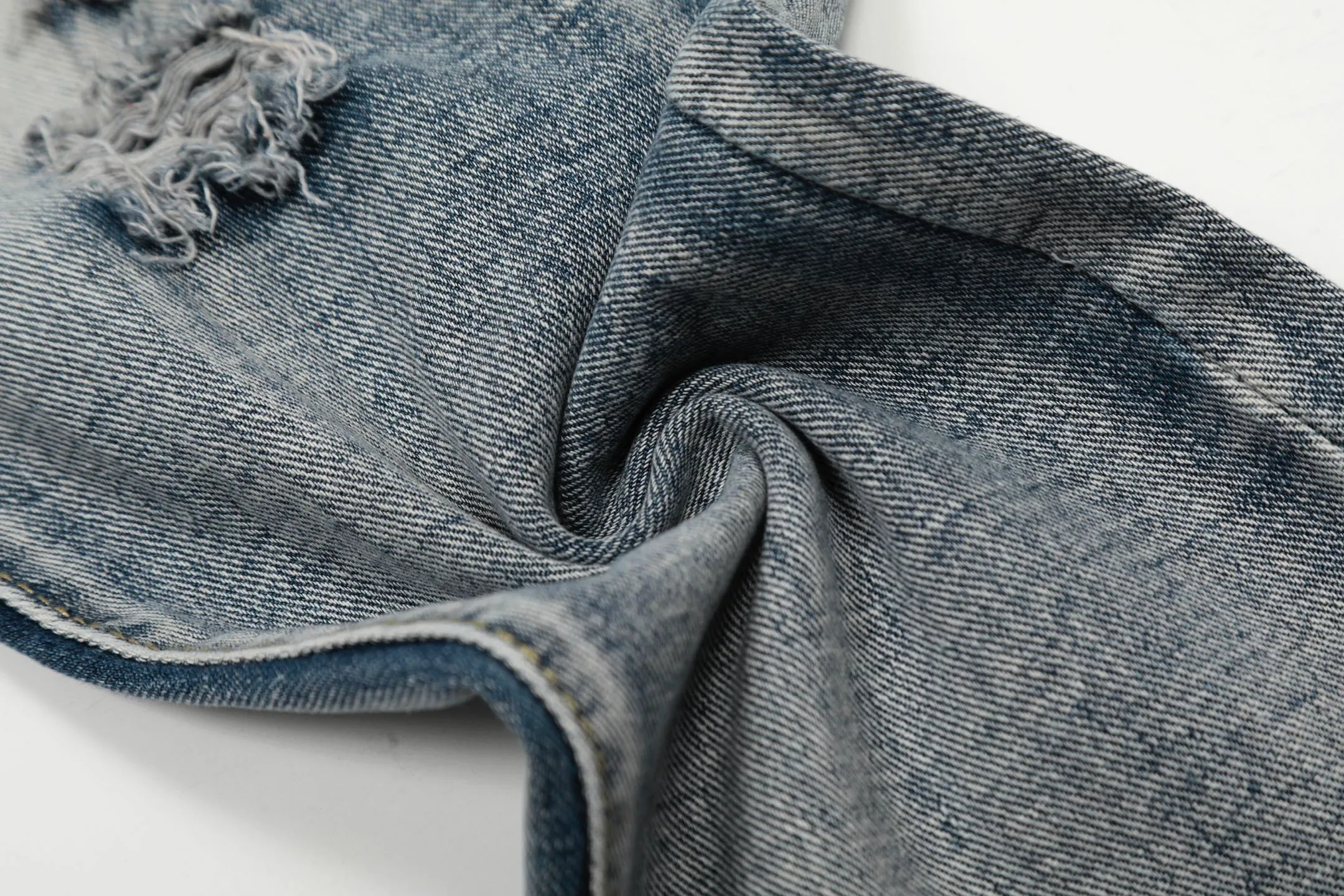 #M14 P168💰 Heavyweight AMIRI 24ss embroidery wings high street jeans slim fit stretch washed knife cut hole trousers FOG high street men's trend AMIRI amiri is transliterated as Emil, which is the name of the founder. Mike Amiri, the founder of amiri, grew up in Los Angeles, USA, and was influenced by local street culture and Punk Rock since he was a child. Due to his influence, he founded the amiri brand named after himself. A variety of trendy clothing meets the needs of different fashion players. Amiri clothing has novel and unique styles and is a well-known street brand in the United States. The styles and styles of many clothes are loved by many street photographers. The various clothing styles meet the dressing needs of different people, show their unique temperament, and show the trend of dressing. amiri's jeans are relatively famous. Not only do they have many styles, but the quality of the jeans is also very good. Many celebrities have also worn amiri brand jeans. Color: Picture color Size: 30-32-34-36