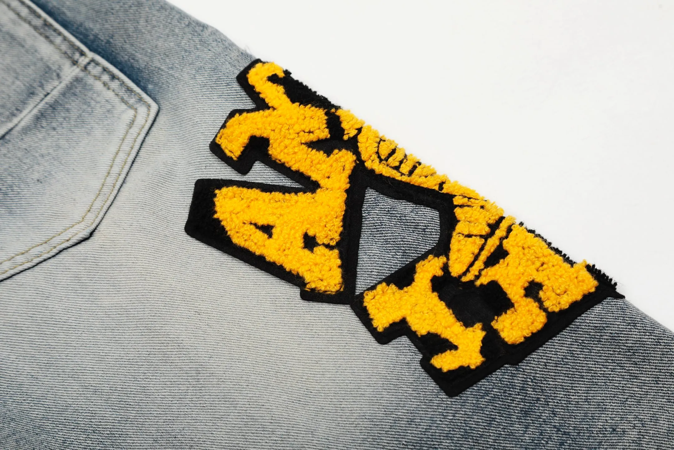 #M14 P168💰 Heavyweight AMIRI 24ss embroidery wings high street jeans slim fit stretch washed knife cut hole trousers FOG high street men's trend AMIRI amiri is transliterated as Emil, which is the name of the founder. Mike Amiri, the founder of amiri, grew up in Los Angeles, USA, and was influenced by local street culture and Punk Rock since he was a child. Due to his influence, he founded the amiri brand named after himself. A variety of trendy clothing meets the needs of different fashion players. Amiri clothing has novel and unique styles and is a well-known street brand in the United States. The styles and styles of many clothes are loved by many street photographers. The various clothing styles meet the dressing needs of different people, show their unique temperament, and show the trend of dressing. amiri's jeans are relatively famous. Not only do they have many styles, but the quality of the jeans is also very good. Many celebrities have also worn amiri brand jeans. Color: Picture color Size: 30-32-34-36