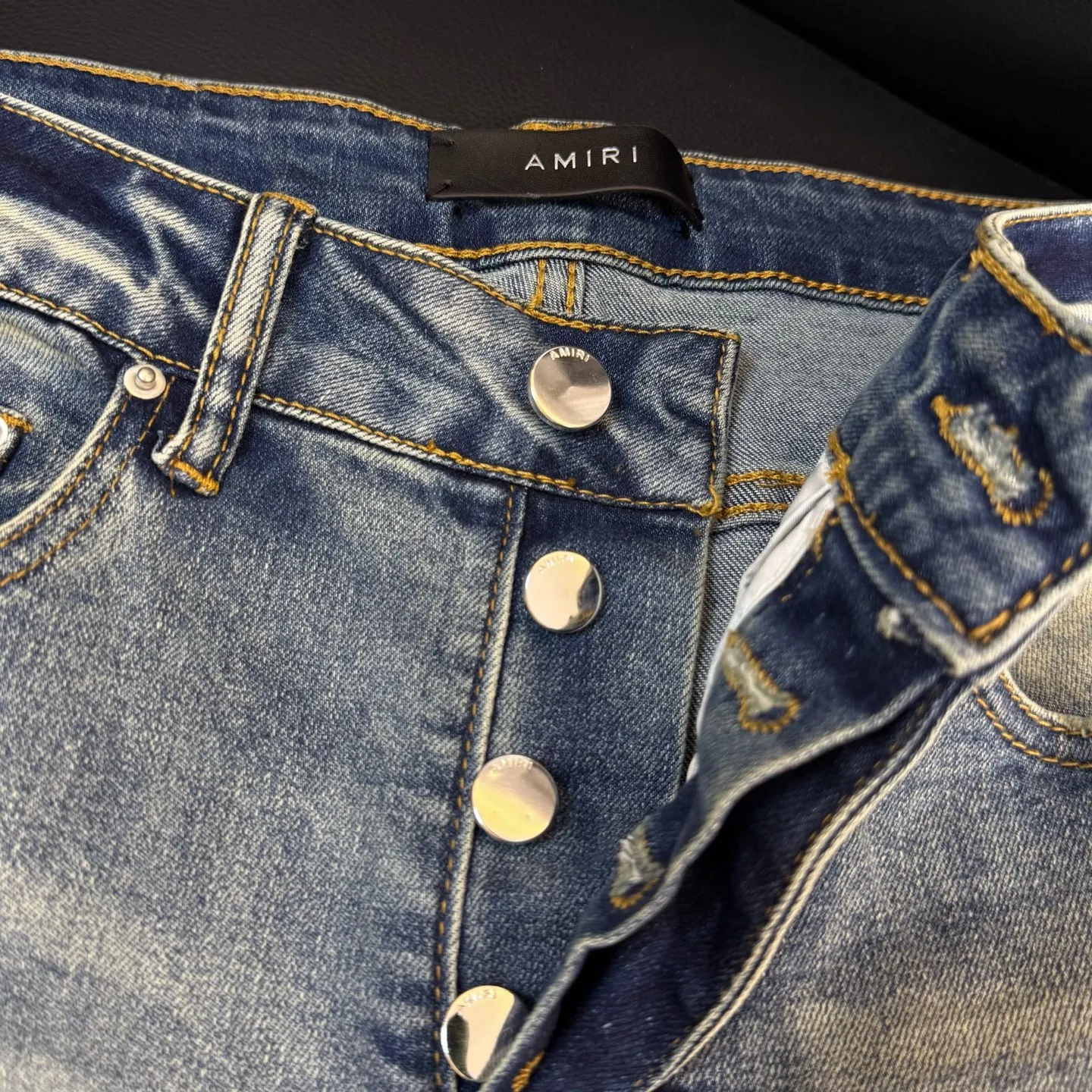 P290 Style number: D302 Non-market currency export order Amiri patchwork contrast patch ripped high street slim jeans • amiri is transliterated as Emil, which is the name of the founder. Mike Amiri, the founder of amiri, grew up in Los Angeles, USA. He was influenced by local street culture and Punk Rock since childhood, so he founded the amiri brand named after himself. A variety of trendy clothing meets the needs of different trendy players. Amiri clothing has novel and unique styles and is a well-known street brand in the United States. The styles and styles of many clothes are loved by many street photographers. The various clothing styles meet the dressing needs of different people, show their unique temperament, and show the trend of dressing. amiri's jeans are relatively famous. Not only do they have many styles, but the quality of the jeans is also very good. Many celebrities have also worn amiri brand jeans.  The jeans of the amiri brand break through the production process and cutting of the original jeans. The fabrics are relatively soft and comfortable, and are not as hard as some jeans, which can irritate the skin and cause the skin to bleed when worn. Los Angeles trendy brand Amiri's jeans are made with great detail from tailoring to texture, adding wrinkles, bullet holes, damage and other details to add to the trendiness of the jeans. You can choose the style that suits you according to your own needs. Only when you wear a suitable style can you have a certain sense of fashion.  In recent years, high street has become an increasingly common word in men's clothing, and high street style has become an important direction for everyone's matching. High street-related items basically cannot avoid oversize or drop-shoulder tops, and the lower body is matched with trackpants or tight-fitting denim. In my opinion, the most representative one may be denim. What I bring to you today is the MX1 patched denim worn by many Internet celebrities. It is operated by a large washing factory in Guangzhou. The front and back have frayed trouser legs and holes. It is full of high-end sense. The partially destroyed knee design is combined with the leather patchwork design. It has been used as the facade design. Leather waist nameplate. Customized crotch placket hardware. Engraved molding. The focus of this model is not on washing, but on the shape of the damage and the pattern. The secret lies in the craftsmanship of the master. Later, the cost of fraying, horse cutting, knife cutting, etc. These hand-made products are far beyond comparison with assembly line products.  Color: Picture color Size: 30-31-32-33-34-36