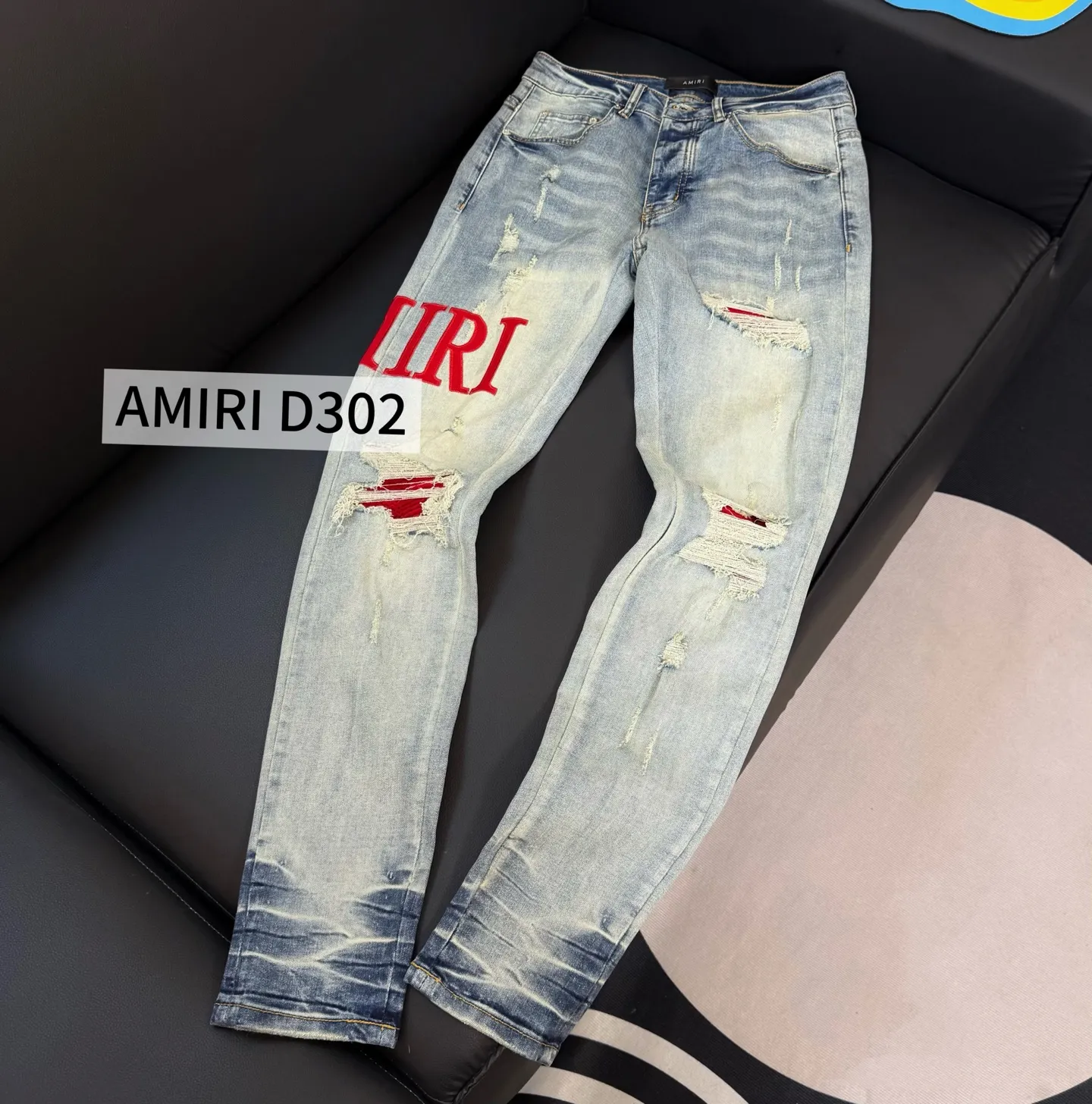 P290 Style number: D302 Non-market currency export order Amiri patchwork contrast patch ripped high street slim jeans • amiri is transliterated as Emil, which is the name of the founder. Mike Amiri, the founder of amiri, grew up in Los Angeles, USA. He was influenced by local street culture and Punk Rock since childhood, so he founded the amiri brand named after himself. A variety of trendy clothing meets the needs of different trendy players. Amiri clothing has novel and unique styles and is a well-known street brand in the United States. The styles and styles of many clothes are loved by many street photographers. The various clothing styles meet the dressing needs of different people, show their unique temperament, and show the trend of dressing. amiri's jeans are relatively famous. Not only do they have many styles, but the quality of the jeans is also very good. Many celebrities have also worn amiri brand jeans.  The jeans of the amiri brand break through the production process and cutting of the original jeans. The fabrics are relatively soft and comfortable, and are not as hard as some jeans, which can irritate the skin and cause the skin to bleed when worn. Los Angeles trendy brand Amiri's jeans are made with great detail from tailoring to texture, adding wrinkles, bullet holes, damage and other details to add to the trendiness of the jeans. You can choose the style that suits you according to your own needs. Only when you wear a suitable style can you have a certain sense of fashion.  In recent years, high street has become an increasingly common word in men's clothing, and high street style has become an important direction for everyone's matching. High street-related items basically cannot avoid oversize or drop-shoulder tops, and the lower body is matched with trackpants or tight-fitting denim. In my opinion, the most representative one may be denim. What I bring to you today is the MX1 patched denim worn by many Internet celebrities. It is operated by a large washing factory in Guangzhou. The front and back have frayed trouser legs and holes. It is full of high-end sense. The partially destroyed knee design is combined with the leather patchwork design. It has been used as the facade design. Leather waist nameplate. Customized crotch placket hardware. Engraved molding. The focus of this model is not on washing, but on the shape of the damage and the pattern. The secret lies in the craftsmanship of the master. Later, the cost of fraying, horse cutting, knife cutting, etc. These hand-made products are far beyond comparison with assembly line products.  Color: Picture color Size: 30-31-32-33-34-36