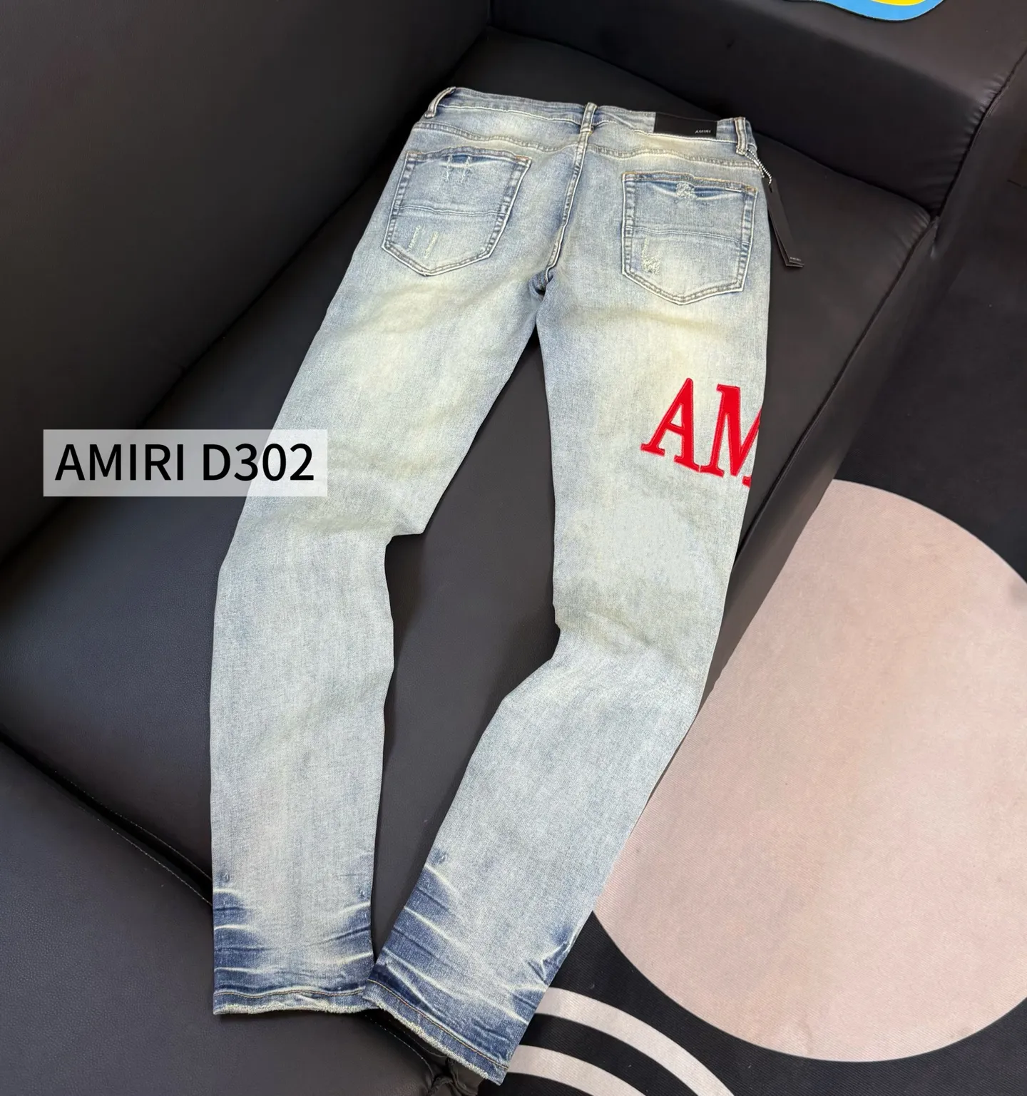 P290 Style number: D302 Non-market currency export order Amiri patchwork contrast patch ripped high street slim jeans • amiri is transliterated as Emil, which is the name of the founder. Mike Amiri, the founder of amiri, grew up in Los Angeles, USA. He was influenced by local street culture and Punk Rock since childhood, so he founded the amiri brand named after himself. A variety of trendy clothing meets the needs of different trendy players. Amiri clothing has novel and unique styles and is a well-known street brand in the United States. The styles and styles of many clothes are loved by many street photographers. The various clothing styles meet the dressing needs of different people, show their unique temperament, and show the trend of dressing. amiri's jeans are relatively famous. Not only do they have many styles, but the quality of the jeans is also very good. Many celebrities have also worn amiri brand jeans.  The jeans of the amiri brand break through the production process and cutting of the original jeans. The fabrics are relatively soft and comfortable, and are not as hard as some jeans, which can irritate the skin and cause the skin to bleed when worn. Los Angeles trendy brand Amiri's jeans are made with great detail from tailoring to texture, adding wrinkles, bullet holes, damage and other details to add to the trendiness of the jeans. You can choose the style that suits you according to your own needs. Only when you wear a suitable style can you have a certain sense of fashion.  In recent years, high street has become an increasingly common word in men's clothing, and high street style has become an important direction for everyone's matching. High street-related items basically cannot avoid oversize or drop-shoulder tops, and the lower body is matched with trackpants or tight-fitting denim. In my opinion, the most representative one may be denim. What I bring to you today is the MX1 patched denim worn by many Internet celebrities. It is operated by a large washing factory in Guangzhou. The front and back have frayed trouser legs and holes. It is full of high-end sense. The partially destroyed knee design is combined with the leather patchwork design. It has been used as the facade design. Leather waist nameplate. Customized crotch placket hardware. Engraved molding. The focus of this model is not on washing, but on the shape of the damage and the pattern. The secret lies in the craftsmanship of the master. Later, the cost of fraying, horse cutting, knife cutting, etc. These hand-made products are far beyond comparison with assembly line products.  Color: Picture color Size: 30-31-32-33-34-36