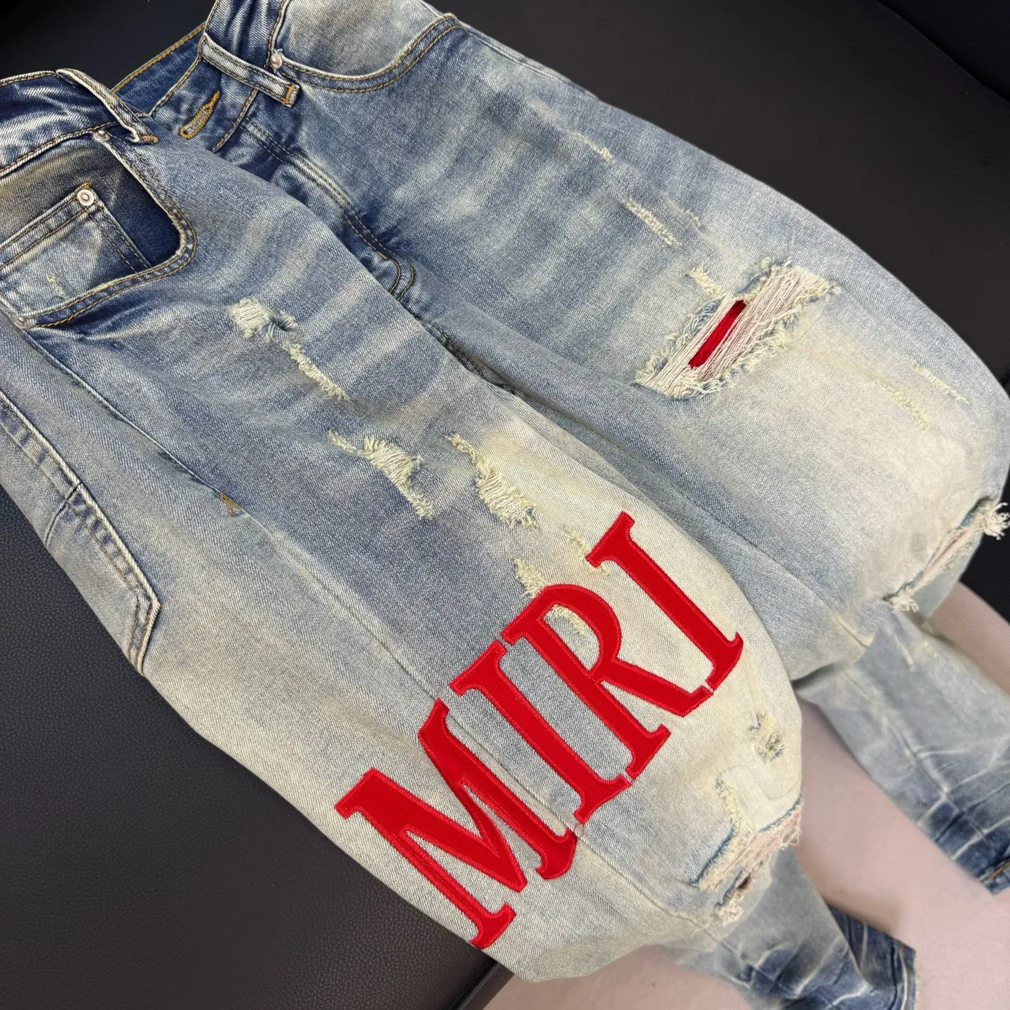 P290 Style number: D302 Non-market currency export order Amiri patchwork contrast patch ripped high street slim jeans • amiri is transliterated as Emil, which is the name of the founder. Mike Amiri, the founder of amiri, grew up in Los Angeles, USA. He was influenced by local street culture and Punk Rock since childhood, so he founded the amiri brand named after himself. A variety of trendy clothing meets the needs of different trendy players. Amiri clothing has novel and unique styles and is a well-known street brand in the United States. The styles and styles of many clothes are loved by many street photographers. The various clothing styles meet the dressing needs of different people, show their unique temperament, and show the trend of dressing. amiri's jeans are relatively famous. Not only do they have many styles, but the quality of the jeans is also very good. Many celebrities have also worn amiri brand jeans.  The jeans of the amiri brand break through the production process and cutting of the original jeans. The fabrics are relatively soft and comfortable, and are not as hard as some jeans, which can irritate the skin and cause the skin to bleed when worn. Los Angeles trendy brand Amiri's jeans are made with great detail from tailoring to texture, adding wrinkles, bullet holes, damage and other details to add to the trendiness of the jeans. You can choose the style that suits you according to your own needs. Only when you wear a suitable style can you have a certain sense of fashion.  In recent years, high street has become an increasingly common word in men's clothing, and high street style has become an important direction for everyone's matching. High street-related items basically cannot avoid oversize or drop-shoulder tops, and the lower body is matched with trackpants or tight-fitting denim. In my opinion, the most representative one may be denim. What I bring to you today is the MX1 patched denim worn by many Internet celebrities. It is operated by a large washing factory in Guangzhou. The front and back have frayed trouser legs and holes. It is full of high-end sense. The partially destroyed knee design is combined with the leather patchwork design. It has been used as the facade design. Leather waist nameplate. Customized crotch placket hardware. Engraved molding. The focus of this model is not on washing, but on the shape of the damage and the pattern. The secret lies in the craftsmanship of the master. Later, the cost of fraying, horse cutting, knife cutting, etc. These hand-made products are far beyond comparison with assembly line products.  Color: Picture color Size: 30-31-32-33-34-36