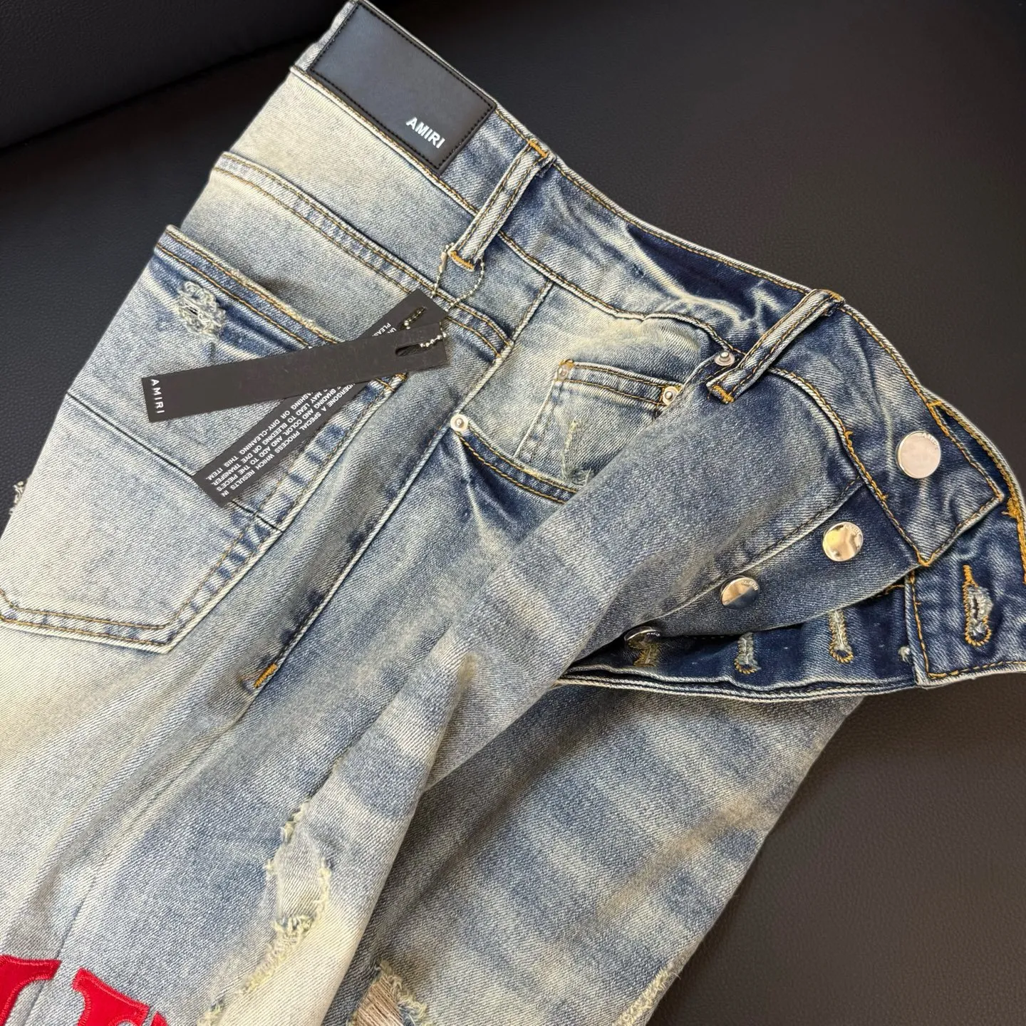 P290 Style number: D302 Non-market currency export order Amiri patchwork contrast patch ripped high street slim jeans • amiri is transliterated as Emil, which is the name of the founder. Mike Amiri, the founder of amiri, grew up in Los Angeles, USA. He was influenced by local street culture and Punk Rock since childhood, so he founded the amiri brand named after himself. A variety of trendy clothing meets the needs of different trendy players. Amiri clothing has novel and unique styles and is a well-known street brand in the United States. The styles and styles of many clothes are loved by many street photographers. The various clothing styles meet the dressing needs of different people, show their unique temperament, and show the trend of dressing. amiri's jeans are relatively famous. Not only do they have many styles, but the quality of the jeans is also very good. Many celebrities have also worn amiri brand jeans.  The jeans of the amiri brand break through the production process and cutting of the original jeans. The fabrics are relatively soft and comfortable, and are not as hard as some jeans, which can irritate the skin and cause the skin to bleed when worn. Los Angeles trendy brand Amiri's jeans are made with great detail from tailoring to texture, adding wrinkles, bullet holes, damage and other details to add to the trendiness of the jeans. You can choose the style that suits you according to your own needs. Only when you wear a suitable style can you have a certain sense of fashion.  In recent years, high street has become an increasingly common word in men's clothing, and high street style has become an important direction for everyone's matching. High street-related items basically cannot avoid oversize or drop-shoulder tops, and the lower body is matched with trackpants or tight-fitting denim. In my opinion, the most representative one may be denim. What I bring to you today is the MX1 patched denim worn by many Internet celebrities. It is operated by a large washing factory in Guangzhou. The front and back have frayed trouser legs and holes. It is full of high-end sense. The partially destroyed knee design is combined with the leather patchwork design. It has been used as the facade design. Leather waist nameplate. Customized crotch placket hardware. Engraved molding. The focus of this model is not on washing, but on the shape of the damage and the pattern. The secret lies in the craftsmanship of the master. Later, the cost of fraying, horse cutting, knife cutting, etc. These hand-made products are far beyond comparison with assembly line products.  Color: Picture color Size: 30-31-32-33-34-36