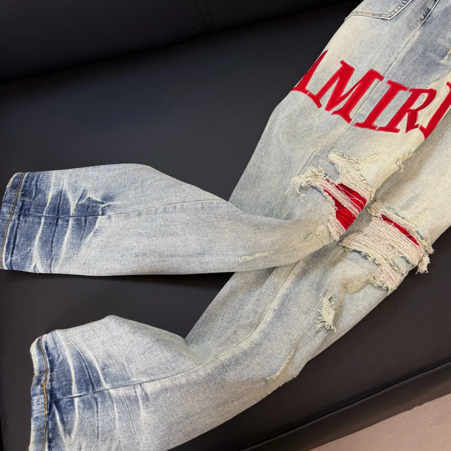P290 Style number: D302 Non-market currency export order Amiri patchwork contrast patch ripped high street slim jeans • amiri is transliterated as Emil, which is the name of the founder. Mike Amiri, the founder of amiri, grew up in Los Angeles, USA. He was influenced by local street culture and Punk Rock since childhood, so he founded the amiri brand named after himself. A variety of trendy clothing meets the needs of different trendy players. Amiri clothing has novel and unique styles and is a well-known street brand in the United States. The styles and styles of many clothes are loved by many street photographers. The various clothing styles meet the dressing needs of different people, show their unique temperament, and show the trend of dressing. amiri's jeans are relatively famous. Not only do they have many styles, but the quality of the jeans is also very good. Many celebrities have also worn amiri brand jeans.  The jeans of the amiri brand break through the production process and cutting of the original jeans. The fabrics are relatively soft and comfortable, and are not as hard as some jeans, which can irritate the skin and cause the skin to bleed when worn. Los Angeles trendy brand Amiri's jeans are made with great detail from tailoring to texture, adding wrinkles, bullet holes, damage and other details to add to the trendiness of the jeans. You can choose the style that suits you according to your own needs. Only when you wear a suitable style can you have a certain sense of fashion.  In recent years, high street has become an increasingly common word in men's clothing, and high street style has become an important direction for everyone's matching. High street-related items basically cannot avoid oversize or drop-shoulder tops, and the lower body is matched with trackpants or tight-fitting denim. In my opinion, the most representative one may be denim. What I bring to you today is the MX1 patched denim worn by many Internet celebrities. It is operated by a large washing factory in Guangzhou. The front and back have frayed trouser legs and holes. It is full of high-end sense. The partially destroyed knee design is combined with the leather patchwork design. It has been used as the facade design. Leather waist nameplate. Customized crotch placket hardware. Engraved molding. The focus of this model is not on washing, but on the shape of the damage and the pattern. The secret lies in the craftsmanship of the master. Later, the cost of fraying, horse cutting, knife cutting, etc. These hand-made products are far beyond comparison with assembly line products.  Color: Picture color Size: 30-31-32-33-34-36